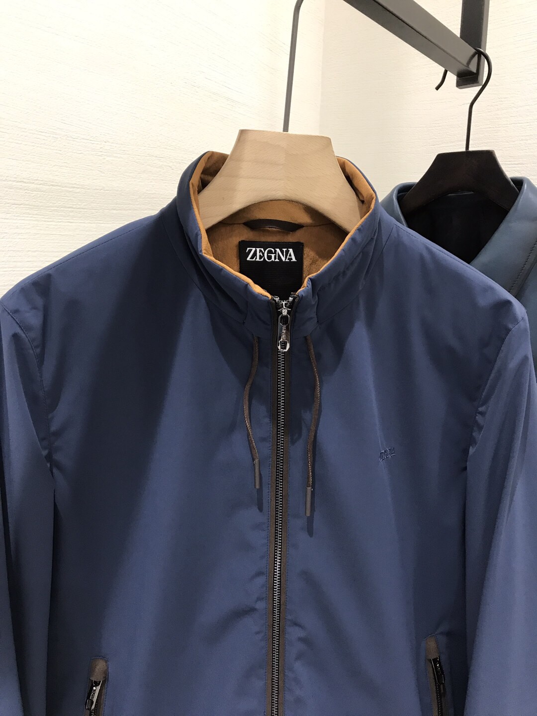 图片[4]-P940 -EZ家族男士商务休闲立领羽绒服外套香港洋行渠道货顶级纯正血统品质原厂代工出品24F/W秋冬新品高端一线成衣系列！！

作为EZ家族系列中最有力的法宝积攒了极高的口碑将时装美学和新都市商务休闲概念完美融合延续一贯EZ家的设计基调通体将意式的极简、干练和户外功能性风格极致诠释亦庄亦谐上身型款十足！

整体在设计基调方面依然沿袭了EZ家族的极简路线线条感流畅干练无繁复的工艺元素傍身唯以面料与工艺取胜简约才是最高级的表达方式亦是衬托气质与品位的最高境界胸前饰有品牌标识刺绣体属于灵魂是的特写！

客供EZ家新型专利研发的高科技面料具备高密度防水防风雪属性且透气性极为优越触感极为舒适细腻内里填充波兰白鸭绒提取的白鸭腹部高品质的绒蓬松度和含绒量极高超欧标环保级别锁温效果与保暖性极佳！

细节精湛出色门襟及口袋处拼饰有经典咖色皮革材质领部采用防风束绳设计双拉链开合配置辅料皆为专属定制打造而成！

剪裁一流干净利落上身型款十足上身无任何臃肿感非常修身且轻便风度与温暖完美兼备配色轻熟百搭轻松驾驭各种场合商务通勤、出街休闲等满足日常各种穿搭属于精神感超强的一款羽绒装备！尺码48-56

48码 肩宽45 胸围108 袖长62 衣长66-高仿包包