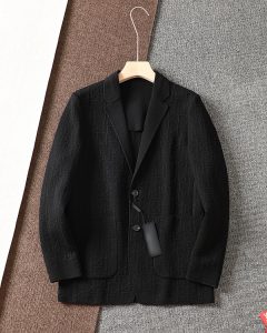 P900 Dior迪奥 24年秋冬羊毛西装西服外套👨🏻外贸公司订单！进口羊毛.舒适回弹超好！笔挺垂感十足整件衣服车工走线整齐平整定制漂洋过海纯进口手工印度丝.高级感强！所有五金附料都是客供带logo顶级配件.一看就是高档的面料.这种面料都是定织的！正规大厂途径出来的好货！实用性很强颜色：黑色.码数：M-3XL 178 140斤L修身 最大穿190斤-高仿包包