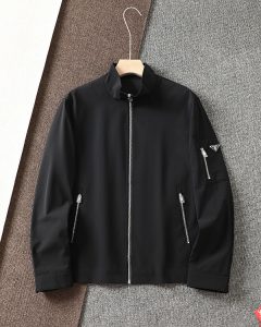 P900 Prada普拉达 24立领夹克
微原设计 版型做工一流 面料是高定微弹尼龙混纺 精致干练有味道
单色入：黑色
码数：M L XL 2XL 3XL-高仿包包