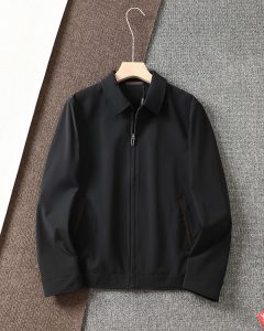 P940 Zegna杰妮亚  2023秋冬翻领薄棉服夹克外套
小翻领设计 焦糖色细节配色 3M雪莉夹棉内里 无论是做工还是细节 都是臻品之选
单色入：黑色
码数：M L XL 2XL 3XL-高仿包包