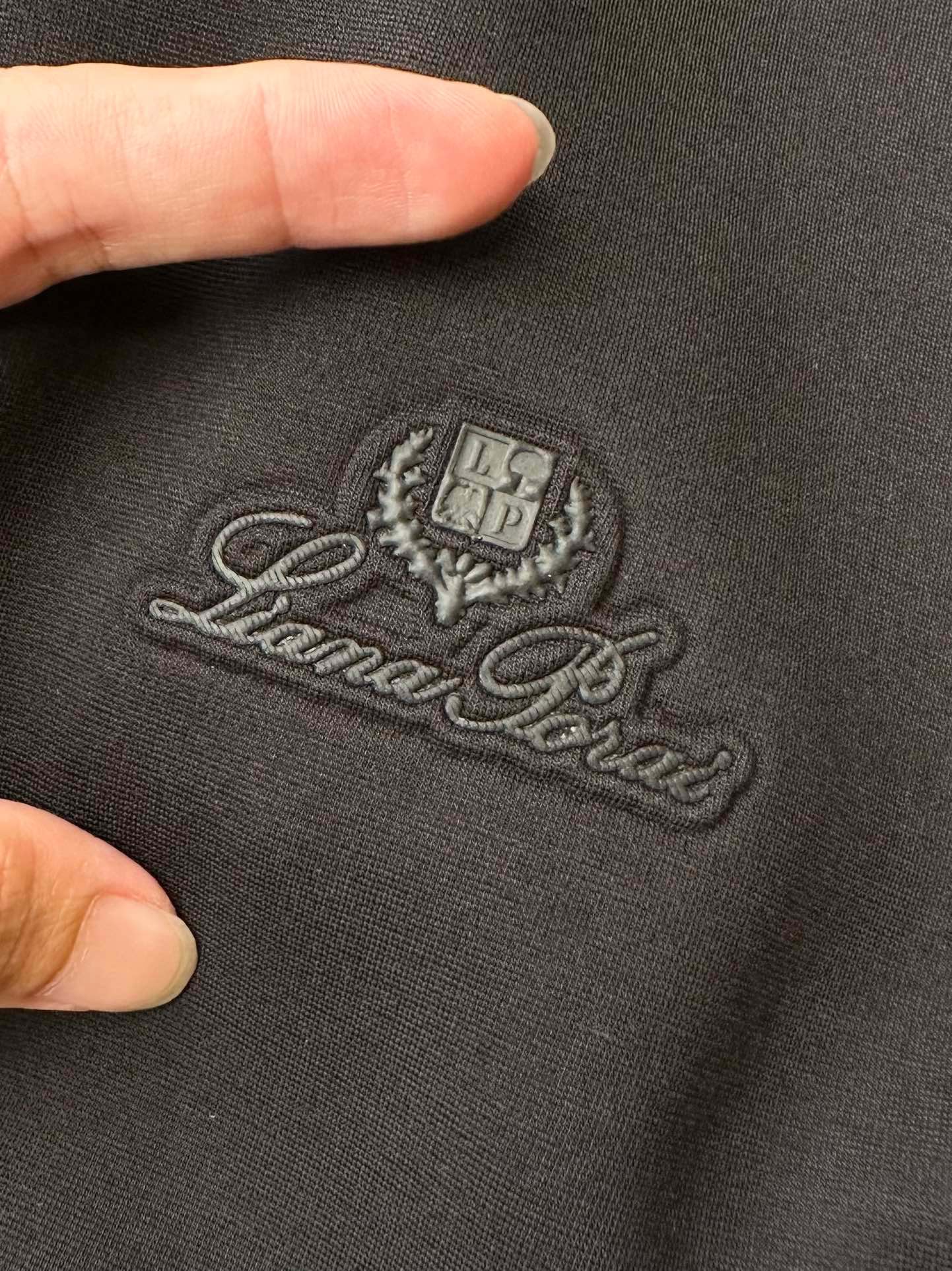 图片[6]-P1000 LP loro Piana诺悠翩雅 官网最新款春秋夹克外套 高端定制 高版本 时尚百搭爆款 定制原版进口羊毛面料 手感超柔软细腻  穿着亲肤舒适 上海贸易公司渠道货品相完美如斯100%纯正血统品质在面料选取和工艺方面都相当考究低调且奢华优雅且高贵每一个细节都在力证品牌自身的高级感！顶级身版型设计上身挺括干练型款十足风格兼容性广泛商务与休闲完美兼备属于过渡季拗造型的极佳利器！
颜色：H黑色
码数：M-3XL-高仿包包