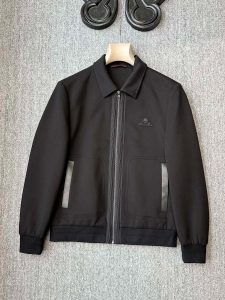 P1000 LP loro Piana诺悠翩雅 官网最新款春秋夹克外套 高端定制 高版本 时尚百搭爆款 定制原版进口羊毛面料 手感超柔软细腻  穿着亲肤舒适 上海贸易公司渠道货品相完美如斯100%纯正血统品质在面料选取和工艺方面都相当考究低调且奢华优雅且高贵每一个细节都在力证品牌自身的高级感！顶级身版型设计上身挺括干练型款十足风格兼容性广泛商务与休闲完美兼备属于过渡季拗造型的极佳利器！
颜色：H黑色
码数：M-3XL-高仿包包