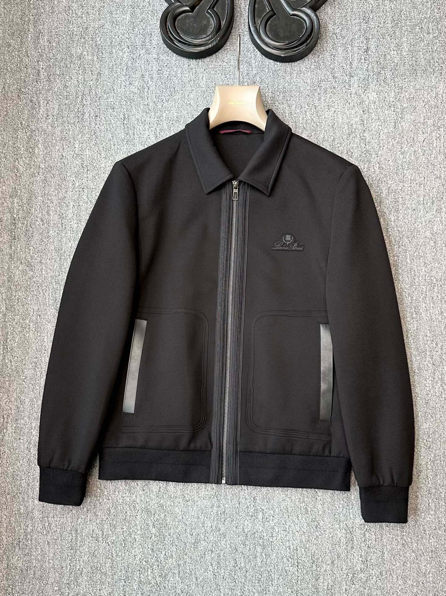 P1000 LP loro Piana诺悠翩雅 官网最新款春秋夹克外套 高端定制 高版本 时尚百搭爆款 定制原版进口羊毛面料 手感超柔软细腻  穿着亲肤舒适 上海贸易公司渠道货品相完美如斯100%纯正血统品质在面料选取和工艺方面都相当考究低调且奢华优雅且高贵每一个细节都在力证品牌自身的高级感！顶级身版型设计上身挺括干练型款十足风格兼容性广泛商务与休闲完美兼备属于过渡季拗造型的极佳利器！
颜色：H黑色
码数：M-3XL-高仿包包