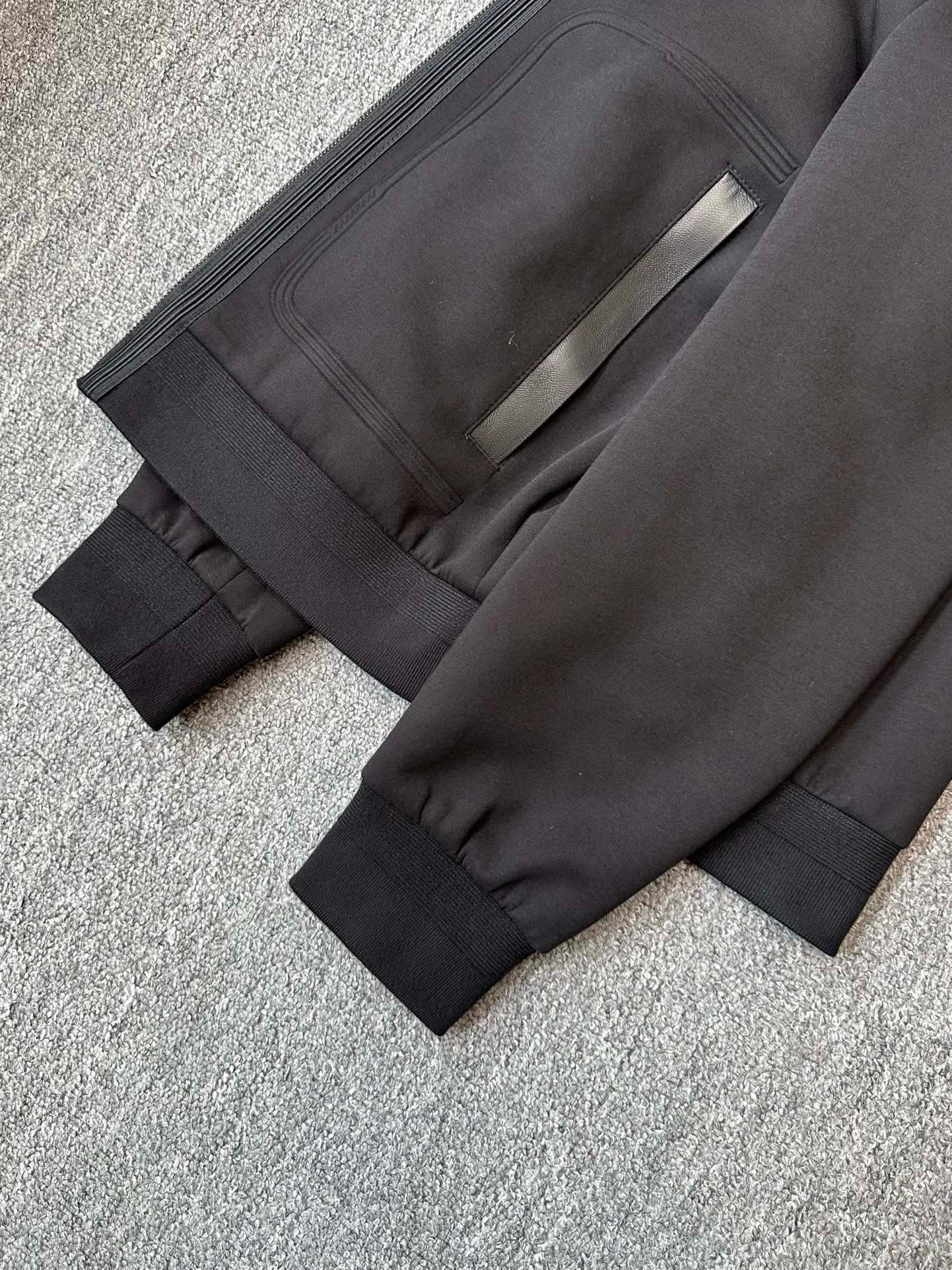 图片[7]-P1000 LP loro Piana诺悠翩雅 官网最新款春秋夹克外套 高端定制 高版本 时尚百搭爆款 定制原版进口羊毛面料 手感超柔软细腻  穿着亲肤舒适 上海贸易公司渠道货品相完美如斯100%纯正血统品质在面料选取和工艺方面都相当考究低调且奢华优雅且高贵每一个细节都在力证品牌自身的高级感！顶级身版型设计上身挺括干练型款十足风格兼容性广泛商务与休闲完美兼备属于过渡季拗造型的极佳利器！
颜色：H黑色
码数：M-3XL-高仿包包