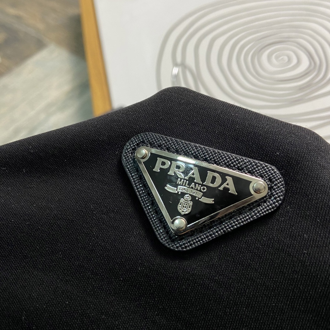 图片[6]-P440 Prada普拉达  最大穿240斤 重磅推荐！ 2024秋冬款专柜最新款长袖圆领T恤 高端订制 秋冬单穿打底都非常出色 设计前卫！经典品牌logo点缀重工设计 高端订制天丝棉面料.手感柔软.穿着舒适.专柜级别精致车线.做工精细.上身效果无敌帅气！型男必备单品！码数：M-6XL（178 140斤穿L 最大穿240斤）-高仿包包