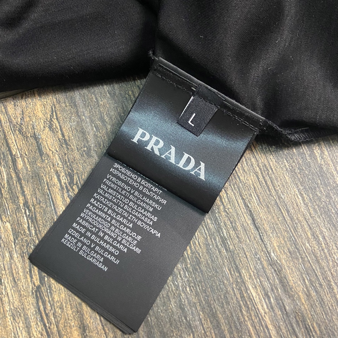 图片[9]-P440 Prada普拉达  最大穿240斤 重磅推荐！ 2024秋冬款专柜最新款长袖圆领T恤 高端订制 秋冬单穿打底都非常出色 设计前卫！经典品牌logo点缀重工设计 高端订制天丝棉面料.手感柔软.穿着舒适.专柜级别精致车线.做工精细.上身效果无敌帅气！型男必备单品！码数：M-6XL（178 140斤穿L 最大穿240斤）-高仿包包