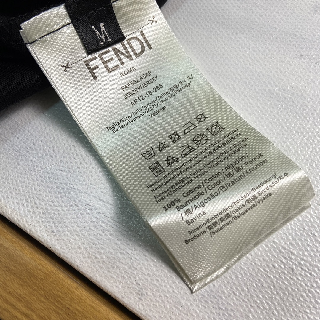 P440 FENDI Fendi maximum wear 240 pounds Heavyweight recommended! 2024 fall and winter models of the latest counter long-sleeved round neck T-shirt high end custom fall and winter single wear bottoming are very good design forward! Classic brand logo embellishment heavy design High-end customized Tencel cotton fabric. Soft to the touch. Comfortable to wear. Counter level exquisite stitching. Fine workmanship. The effect on the body is unrivaled handsome! Men's essential single product! Yardage: M-6XL (178 140 pounds wear L maximum wear 240 pounds)