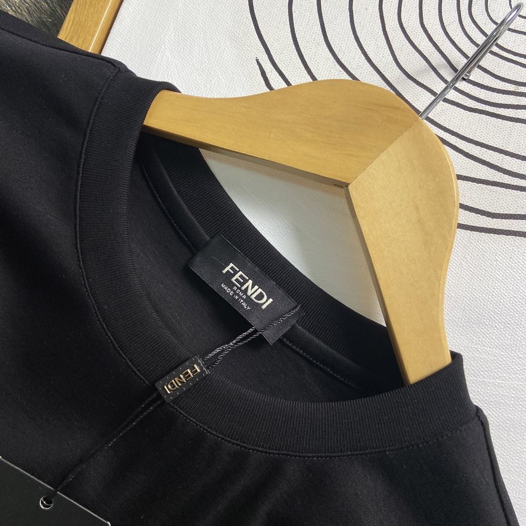 P440 FENDI Fendi maximum wear 240 pounds Heavyweight recommended! 2024 fall and winter models of the latest counter long-sleeved round neck T-shirt high end custom fall and winter single wear bottoming are very good design forward! Classic brand logo embellishment heavy design High-end customized Tencel cotton fabric. Soft to the touch. Comfortable to wear. Counter level exquisite stitching. Fine workmanship. The effect on the body is unrivaled handsome! Men's essential single product! Yardage: M-6XL (178 140 pounds wear L maximum wear 240 pounds)