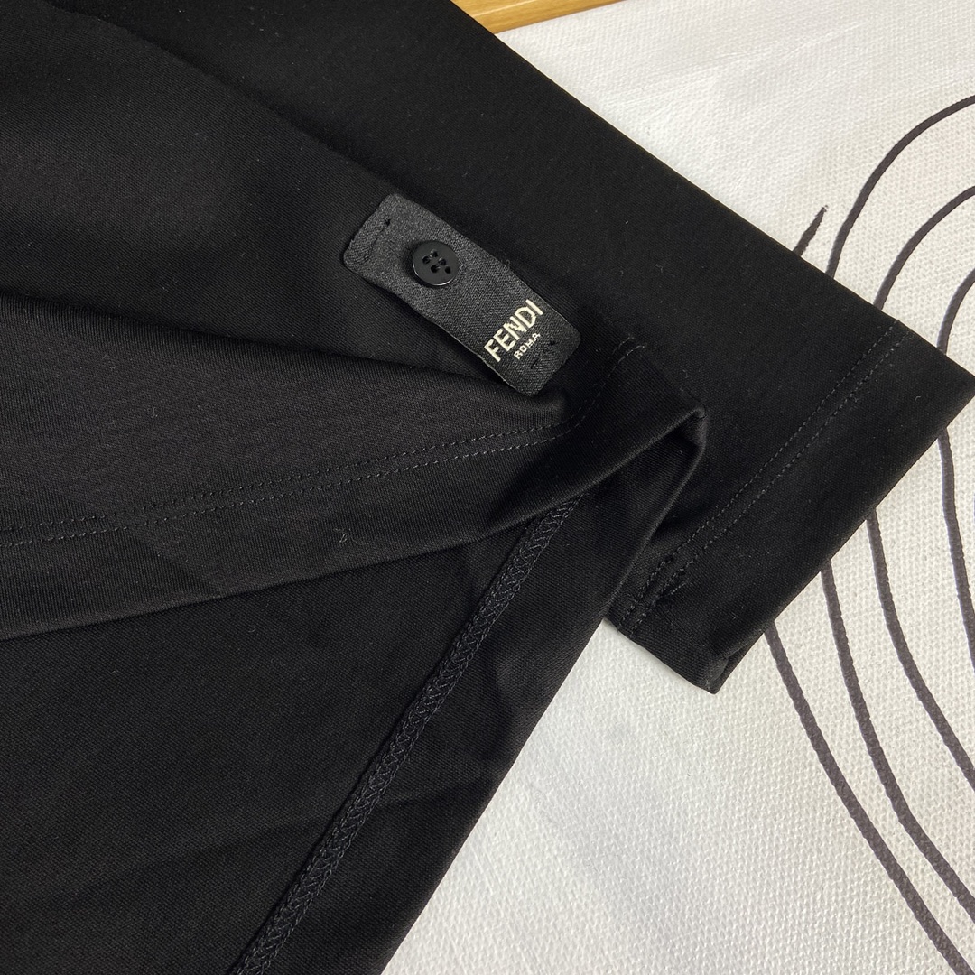 P440 FENDI Fendi maximum wear 240 pounds Heavyweight recommended! 2024 fall and winter models of the latest counter long-sleeved round neck T-shirt high end custom fall and winter single wear bottoming are very good design forward! Classic brand logo embellishment heavy design High-end customized Tencel cotton fabric. Soft to the touch. Comfortable to wear. Counter level exquisite stitching. Fine workmanship. The effect on the body is unrivaled handsome! Men's essential single product! Yardage: M-6XL (178 140 pounds wear L maximum wear 240 pounds)