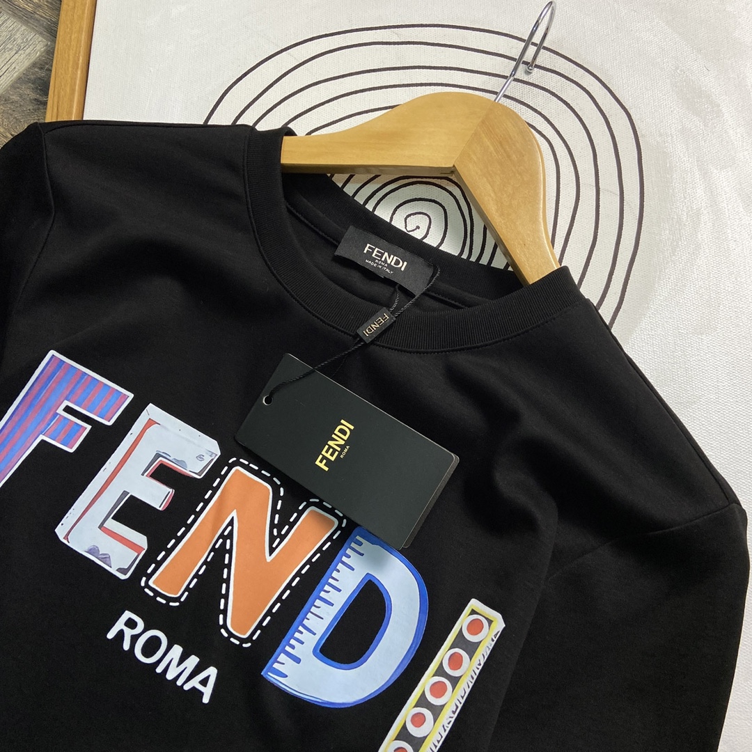 P440 FENDI Fendi maximum wear 240 pounds Heavyweight recommended! 2024 fall and winter models of the latest counter long-sleeved round neck T-shirt high end custom fall and winter single wear bottoming are very good design forward! Classic brand logo embellishment heavy design High-end customized Tencel cotton fabric. Soft to the touch. Comfortable to wear. Counter level exquisite stitching. Fine workmanship. The effect on the body is unrivaled handsome! Men's essential single product! Yardage: M-6XL (178 140 pounds wear L maximum wear 240 pounds)