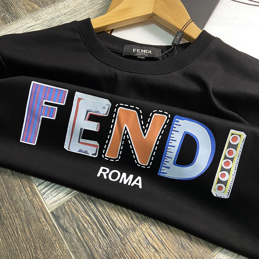 P440 FENDI Fendi maximum wear 240 pounds Heavyweight recommended! 2024 fall and winter models of the latest counter long-sleeved round neck T-shirt high end custom fall and winter single wear bottoming are very good design forward! Classic brand logo embellishment heavy design High-end customized Tencel cotton fabric. Soft to the touch. Comfortable to wear. Counter level exquisite stitching. Fine workmanship. The effect on the body is unrivaled handsome! Men's essential single product! Yardage: M-6XL (178 140 pounds wear L maximum wear 240 pounds)
