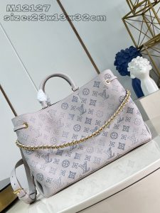  M12127 Pink and Purple Silk Print This Bella tote is made of perforated leather with a new season gradient effect that echoes the prints of the Degradé ready-to-wear collection. With a detachable metal chain, the spacious and zippered interior pockets are perfect for storing everyday needs and valuables across the winter months. 23 x 13 x 32 cm (H x W x L).