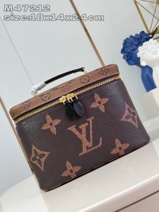  M47212 This Nice BB cosmetic bag is made of Monogram Giant coated canvas and features a Monogram Reverse canvas top and eye-catching leather lining to accentuate the sophisticated details. The compact shape makes it easy to organize your beauty essentials, and the zippered pocket under the flap keeps your valuables securely in place. 18 x 14.5 x 24 cm (H x W x D)