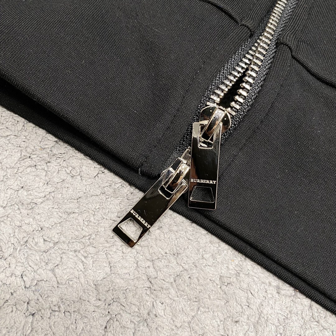 图片[9]-P1080/套  巴宝莉 ²⁰²⁴ 
2024秋冬新款套装  高品质贸易公司渠道订单海外精品独家限定发售经典即永恒入手绝对值的！这种类型的套装也是懒人必备的一套不用想怎么搭配直接一套轻松搞定！客供定制面料触感顺滑却又挺括有型上身质感十足！ 整体简洁大方而不失格调上身感极强绝对走在时尚最前端穿着非常舒适裤型款式和裁剪亦无需多言上身精致跃然真正殿堂级的休闲卫裤无论是运动还是休闲时候都能胜任各种场合值得安利咆哮推荐！！！ 不拆卖尺码：M—XXXL（一套出不拆卖）-高仿包包