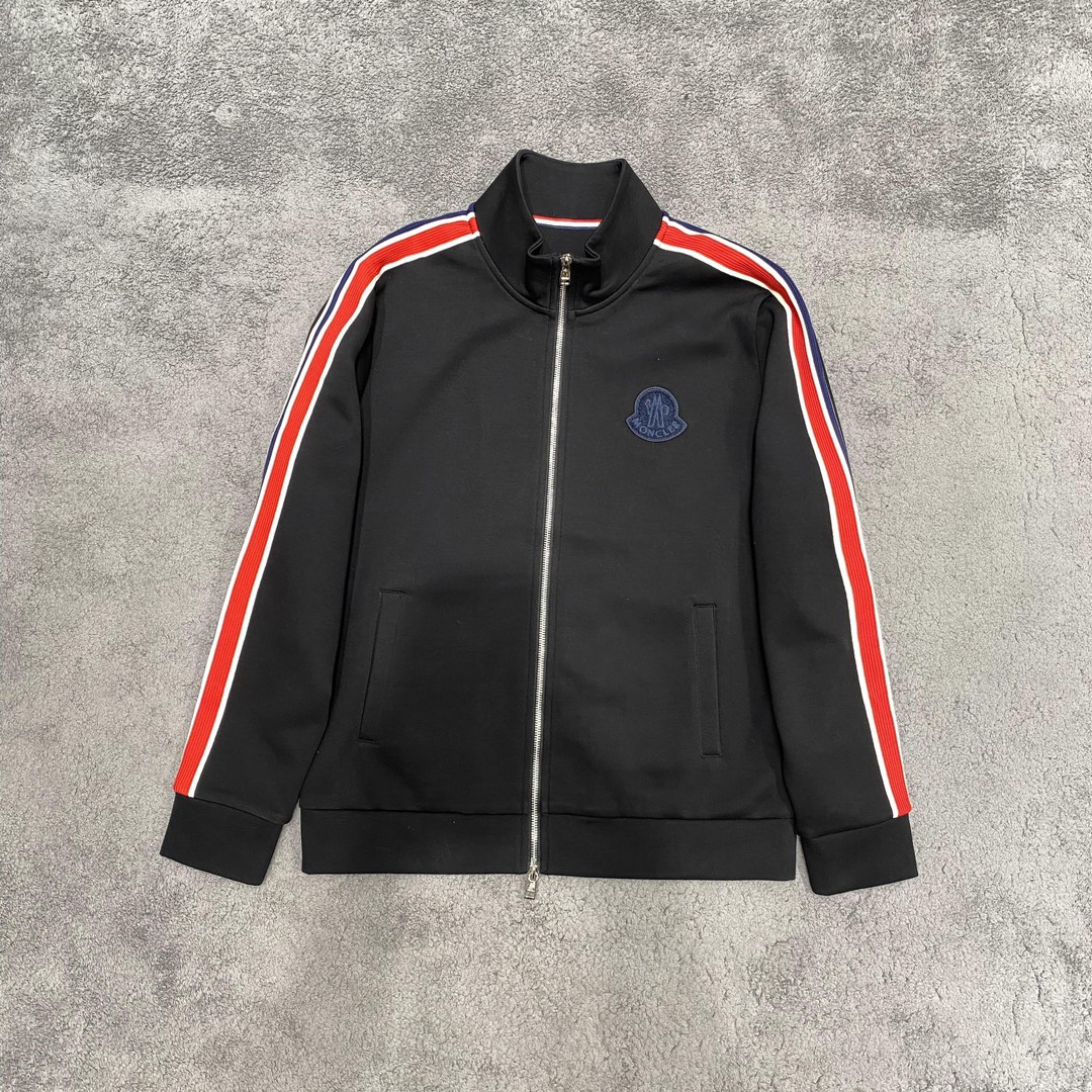 图片[2]-P1040/套  蒙口 moncler 新款套装一套销售
2024秋冬新品休闲套装！明星最爱时装味休闲套装 简单大方 拼接面料设计经典logo立体工艺！干净利落剪裁 都市风十足 可供独家顶级定制面料手感软糯干爽上身效果挺括有型立体裁剪工艺版型上都是高标准恰当好处的廓型版！又恰恰不紧绷穿上心情就好如此众多的顶级原料打造出价值感无与伦比的高端产品三标齐全高端潮流时尚人士首选上身效果超级好看！
颜色:  黑色
码数：M  L  XL  XXL  XXXL-高仿包包