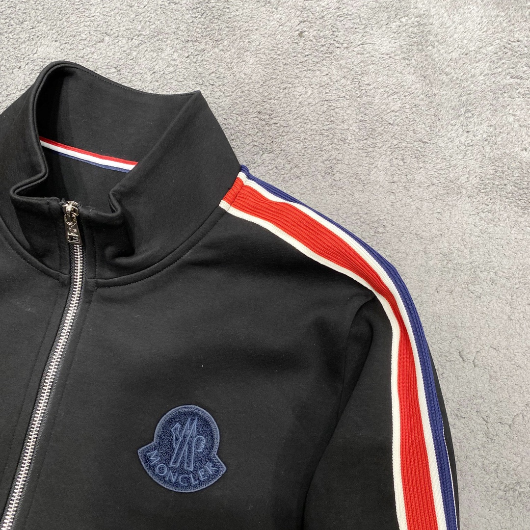 图片[5]-P1040/套  蒙口 moncler 新款套装一套销售
2024秋冬新品休闲套装！明星最爱时装味休闲套装 简单大方 拼接面料设计经典logo立体工艺！干净利落剪裁 都市风十足 可供独家顶级定制面料手感软糯干爽上身效果挺括有型立体裁剪工艺版型上都是高标准恰当好处的廓型版！又恰恰不紧绷穿上心情就好如此众多的顶级原料打造出价值感无与伦比的高端产品三标齐全高端潮流时尚人士首选上身效果超级好看！
颜色:  黑色
码数：M  L  XL  XXL  XXXL-高仿包包
