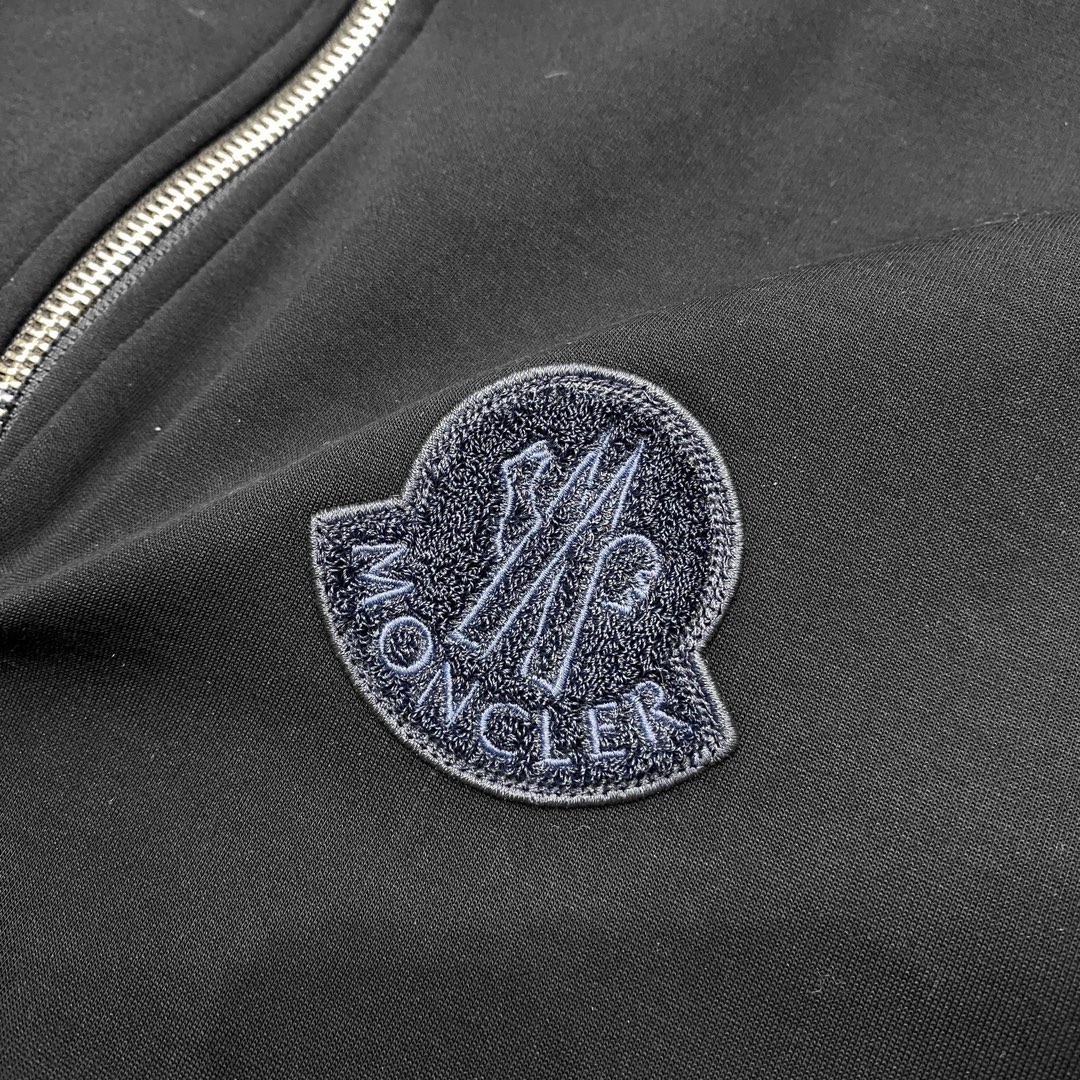 图片[9]-P1040/套  蒙口 moncler 新款套装一套销售
2024秋冬新品休闲套装！明星最爱时装味休闲套装 简单大方 拼接面料设计经典logo立体工艺！干净利落剪裁 都市风十足 可供独家顶级定制面料手感软糯干爽上身效果挺括有型立体裁剪工艺版型上都是高标准恰当好处的廓型版！又恰恰不紧绷穿上心情就好如此众多的顶级原料打造出价值感无与伦比的高端产品三标齐全高端潮流时尚人士首选上身效果超级好看！
颜色:  黑色
码数：M  L  XL  XXL  XXXL-高仿包包