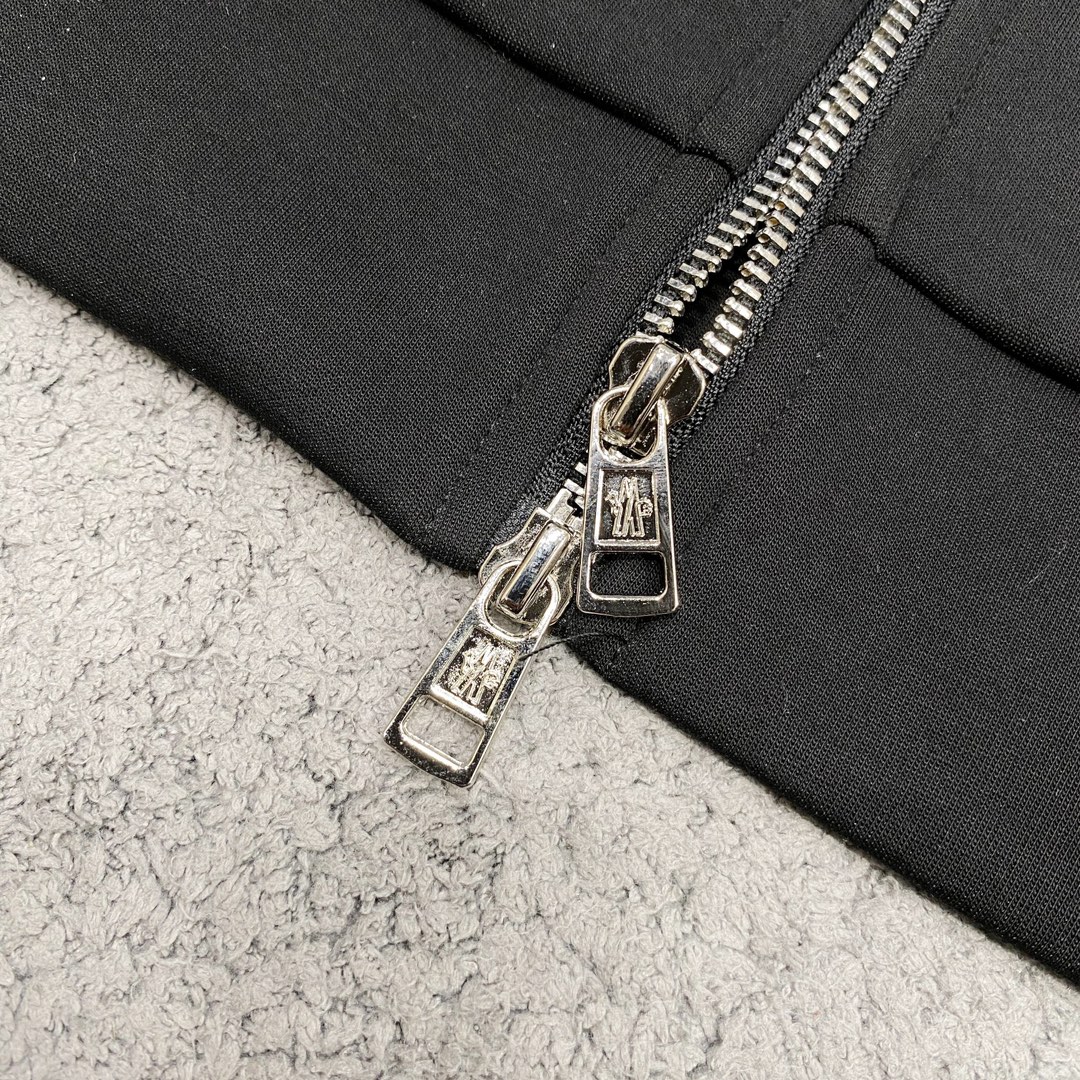 图片[8]-P1040/套  蒙口 moncler 新款套装一套销售
2024秋冬新品休闲套装！明星最爱时装味休闲套装 简单大方 拼接面料设计经典logo立体工艺！干净利落剪裁 都市风十足 可供独家顶级定制面料手感软糯干爽上身效果挺括有型立体裁剪工艺版型上都是高标准恰当好处的廓型版！又恰恰不紧绷穿上心情就好如此众多的顶级原料打造出价值感无与伦比的高端产品三标齐全高端潮流时尚人士首选上身效果超级好看！
颜色:  黑色
码数：M  L  XL  XXL  XXXL-高仿包包