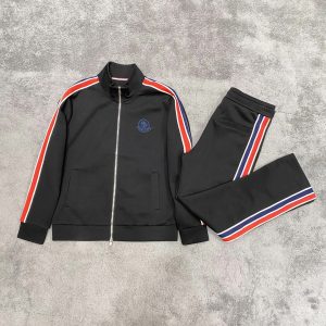 P1040/套  蒙口 moncler 新款套装一套销售
2024秋冬新品休闲套装！明星最爱时装味休闲套装 简单大方 拼接面料设计经典logo立体工艺！干净利落剪裁 都市风十足 可供独家顶级定制面料手感软糯干爽上身效果挺括有型立体裁剪工艺版型上都是高标准恰当好处的廓型版！又恰恰不紧绷穿上心情就好如此众多的顶级原料打造出价值感无与伦比的高端产品三标齐全高端潮流时尚人士首选上身效果超级好看！
颜色:  黑色
码数：M  L  XL  XXL  XXXL-高仿包包