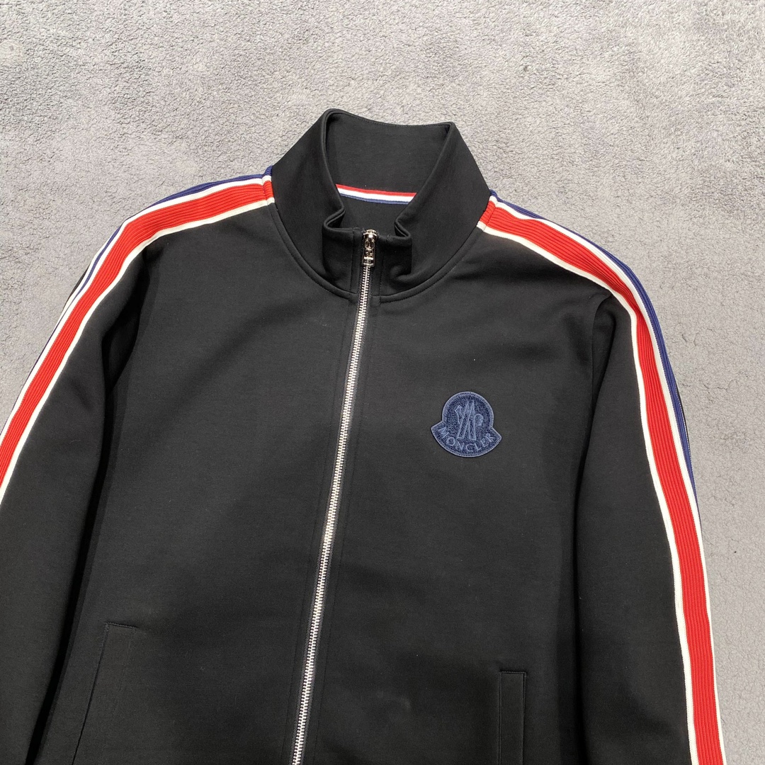 图片[3]-P1040/套  蒙口 moncler 新款套装一套销售
2024秋冬新品休闲套装！明星最爱时装味休闲套装 简单大方 拼接面料设计经典logo立体工艺！干净利落剪裁 都市风十足 可供独家顶级定制面料手感软糯干爽上身效果挺括有型立体裁剪工艺版型上都是高标准恰当好处的廓型版！又恰恰不紧绷穿上心情就好如此众多的顶级原料打造出价值感无与伦比的高端产品三标齐全高端潮流时尚人士首选上身效果超级好看！
颜色:  黑色
码数：M  L  XL  XXL  XXXL-高仿包包