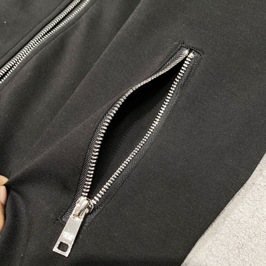 图片[7]-P1040/套  蒙口 moncler 新款套装一套销售
2024秋冬新品休闲套装！明星最爱时装味休闲套装 简单大方 拼接面料设计经典logo立体工艺！干净利落剪裁 都市风十足 可供独家顶级定制面料手感软糯干爽上身效果挺括有型立体裁剪工艺版型上都是高标准恰当好处的廓型版！又恰恰不紧绷穿上心情就好如此众多的顶级原料打造出价值感无与伦比的高端产品三标齐全高端潮流时尚人士首选上身效果超级好看！
颜色:  黑色
码数：M  L  XL  XXL  XXXL-高仿包包