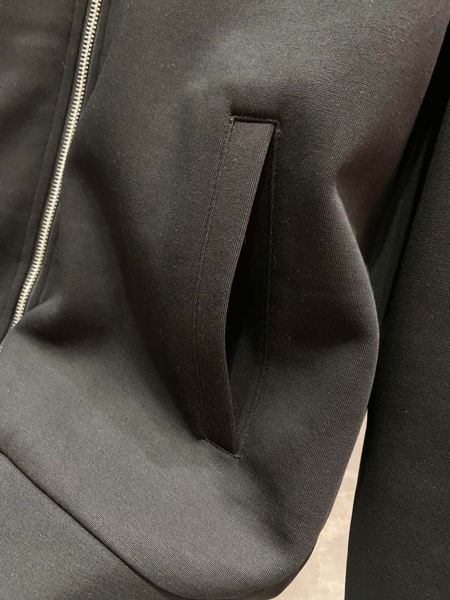 图片[10]-P1040/套  蒙口 moncler 新款套装一套销售
2024秋冬新品休闲套装！明星最爱时装味休闲套装 简单大方 拼接面料设计经典logo立体工艺！干净利落剪裁 都市风十足 可供独家顶级定制面料手感软糯干爽上身效果挺括有型立体裁剪工艺版型上都是高标准恰当好处的廓型版！又恰恰不紧绷穿上心情就好如此众多的顶级原料打造出价值感无与伦比的高端产品三标齐全高端潮流时尚人士首选上身效果超级好看！
颜色:  黑色
码数：M  L  XL  XXL  XXXL-高仿包包