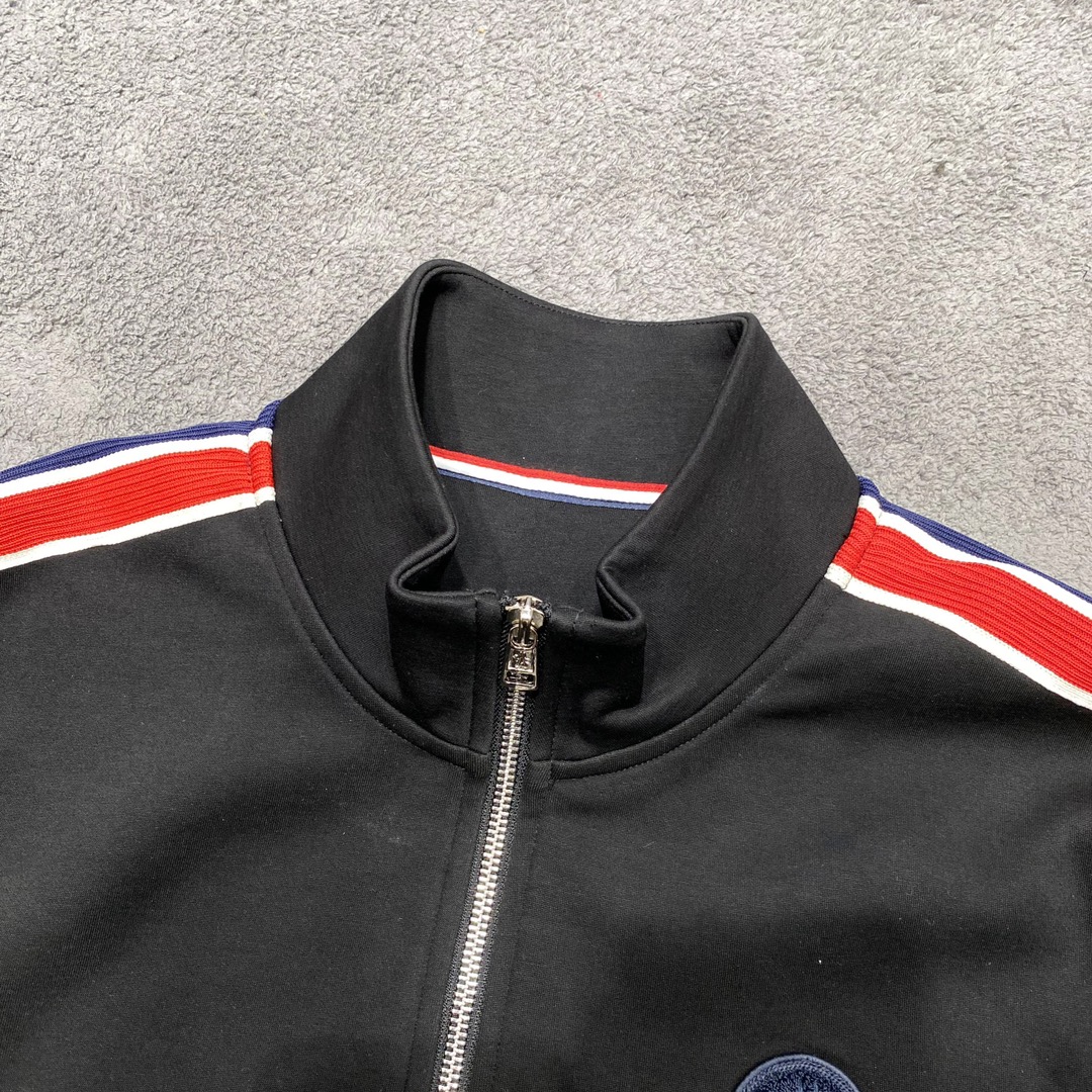 图片[4]-P1040/套  蒙口 moncler 新款套装一套销售
2024秋冬新品休闲套装！明星最爱时装味休闲套装 简单大方 拼接面料设计经典logo立体工艺！干净利落剪裁 都市风十足 可供独家顶级定制面料手感软糯干爽上身效果挺括有型立体裁剪工艺版型上都是高标准恰当好处的廓型版！又恰恰不紧绷穿上心情就好如此众多的顶级原料打造出价值感无与伦比的高端产品三标齐全高端潮流时尚人士首选上身效果超级好看！
颜色:  黑色
码数：M  L  XL  XXL  XXXL-高仿包包