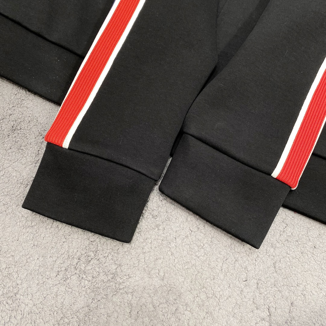 图片[6]-P1040/套  蒙口 moncler 新款套装一套销售
2024秋冬新品休闲套装！明星最爱时装味休闲套装 简单大方 拼接面料设计经典logo立体工艺！干净利落剪裁 都市风十足 可供独家顶级定制面料手感软糯干爽上身效果挺括有型立体裁剪工艺版型上都是高标准恰当好处的廓型版！又恰恰不紧绷穿上心情就好如此众多的顶级原料打造出价值感无与伦比的高端产品三标齐全高端潮流时尚人士首选上身效果超级好看！
颜色:  黑色
码数：M  L  XL  XXL  XXXL-高仿包包