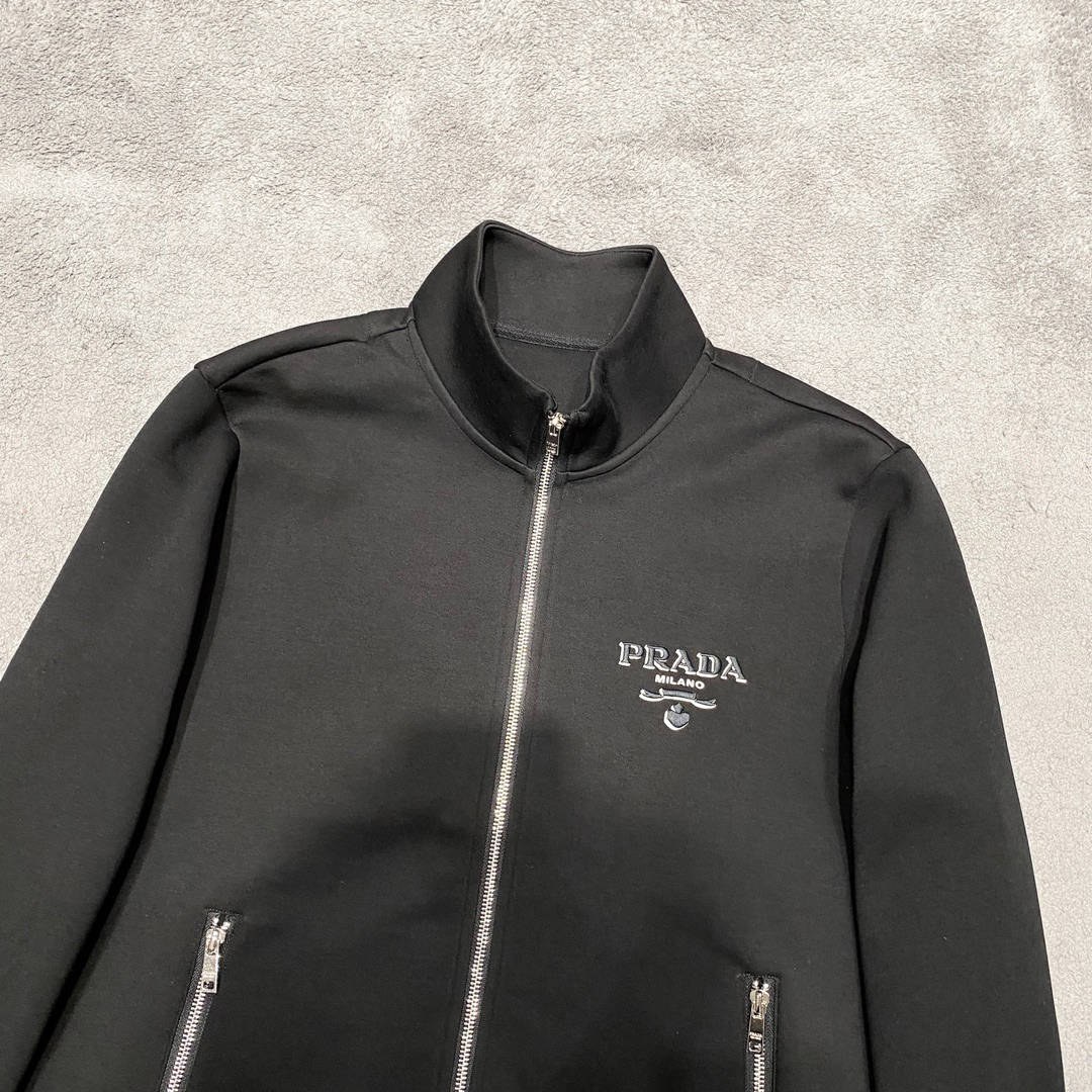 图片[3]-P1040/套  专柜Prada 普拉达一套销售超级大爆款
2024秋冬新品休闲套装！明星最爱时装味休闲套装 简单大方 最新logo立体刺绣工艺！干净利落剪裁 都市风十足 可供独家顶级定制面料手感软糯干爽上身效果挺括有型立体裁剪工艺版型上都是高标准恰当好处的廓型版！又恰恰不紧绷穿上心情就好如此众多的顶级原料打造出价值感无与伦比的高端产品三标齐全高端潮流时尚人士首选上身效果超级好看！
颜色:  黑色  
码数：M  L  XL  XXL  XXXL-高仿包包