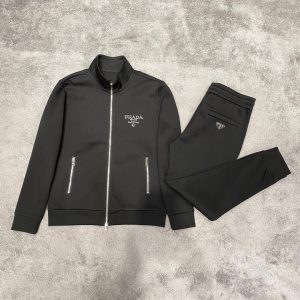 P1040/套  专柜Prada 普拉达一套销售超级大爆款
2024秋冬新品休闲套装！明星最爱时装味休闲套装 简单大方 最新logo立体刺绣工艺！干净利落剪裁 都市风十足 可供独家顶级定制面料手感软糯干爽上身效果挺括有型立体裁剪工艺版型上都是高标准恰当好处的廓型版！又恰恰不紧绷穿上心情就好如此众多的顶级原料打造出价值感无与伦比的高端产品三标齐全高端潮流时尚人士首选上身效果超级好看！
颜色:  黑色  
码数：M  L  XL  XXL  XXXL-高仿包包