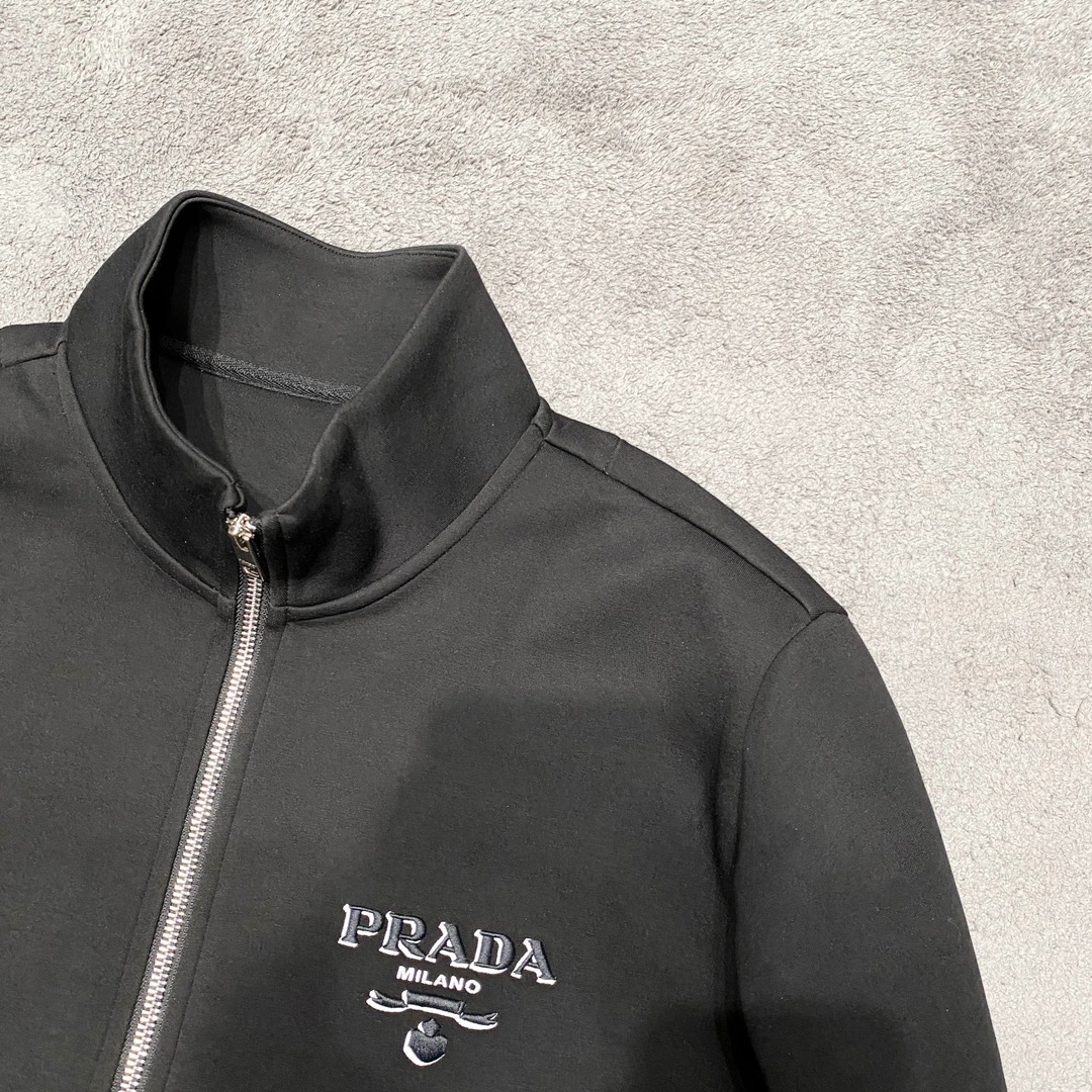 图片[4]-P1040/套  专柜Prada 普拉达一套销售超级大爆款
2024秋冬新品休闲套装！明星最爱时装味休闲套装 简单大方 最新logo立体刺绣工艺！干净利落剪裁 都市风十足 可供独家顶级定制面料手感软糯干爽上身效果挺括有型立体裁剪工艺版型上都是高标准恰当好处的廓型版！又恰恰不紧绷穿上心情就好如此众多的顶级原料打造出价值感无与伦比的高端产品三标齐全高端潮流时尚人士首选上身效果超级好看！
颜色:  黑色  
码数：M  L  XL  XXL  XXXL-高仿包包