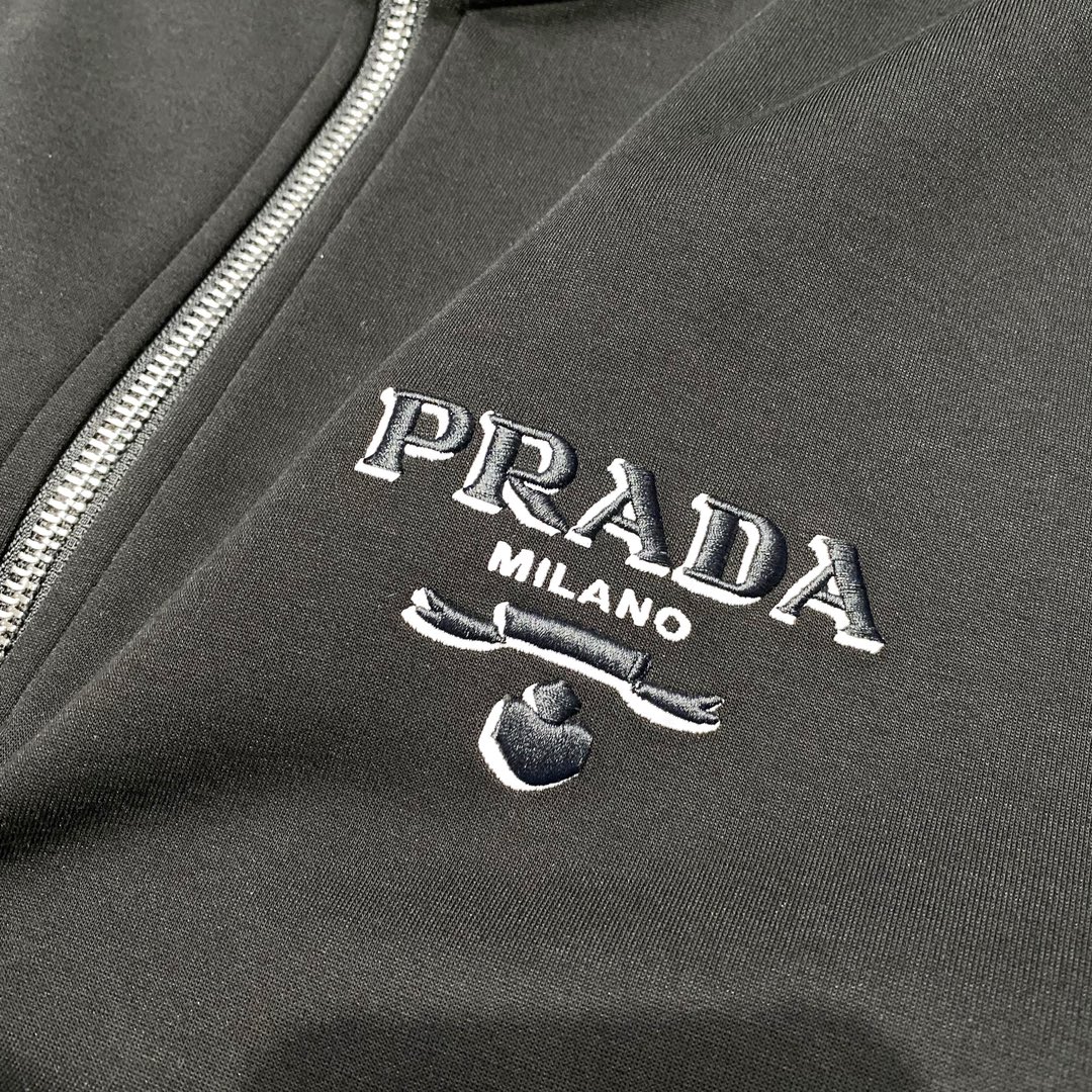 图片[6]-P1040/套  专柜Prada 普拉达一套销售超级大爆款
2024秋冬新品休闲套装！明星最爱时装味休闲套装 简单大方 最新logo立体刺绣工艺！干净利落剪裁 都市风十足 可供独家顶级定制面料手感软糯干爽上身效果挺括有型立体裁剪工艺版型上都是高标准恰当好处的廓型版！又恰恰不紧绷穿上心情就好如此众多的顶级原料打造出价值感无与伦比的高端产品三标齐全高端潮流时尚人士首选上身效果超级好看！
颜色:  黑色  
码数：M  L  XL  XXL  XXXL-高仿包包
