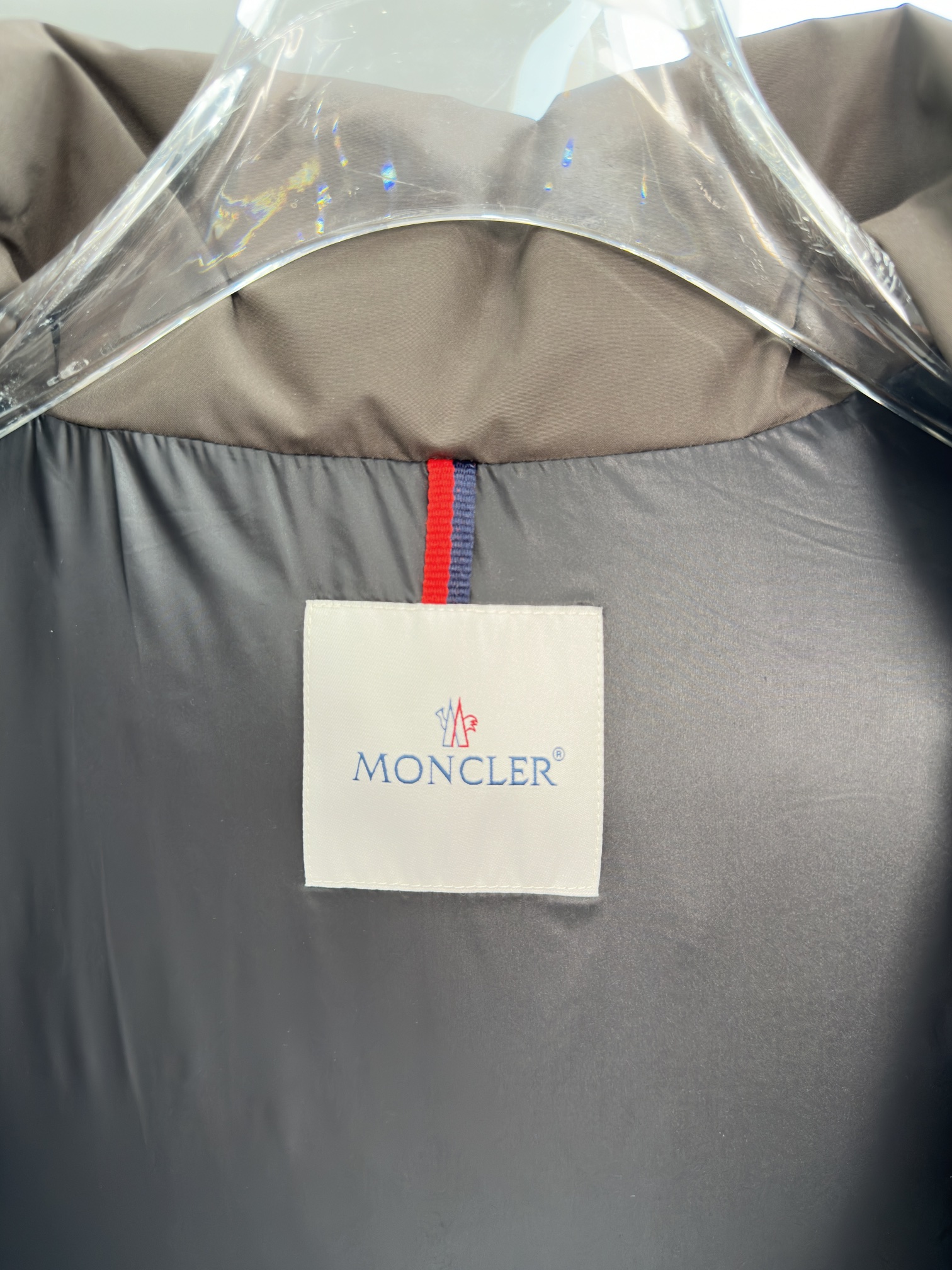 图片[10]-P1200 Moncler蒙口 牛货 2024秋冬款男士纯正90羽绒服！贵族血统 蓬松感十足 御寒神器 高端顶尖一线成衣整件衣服采  用手重工艺设计内里作为骨架支持的部位都遍布手工压胶条防水涂层以户外冲锋衣的廓形为基调融入了时装的设计元素不以功  能性为主导高街实穿款填充物为进口高级甄选90白鸭绒+10羽毛高克重厚实速热以及聚温保暖效果极好聚集了杰尼亚传统工艺 符号片 并赋予了新一季时尚活力和时装美学价值亦庄亦谐的风格都市精英男士首选尺码：1-5码178 140斤穿L修身 最大可穿190斤-高仿包包