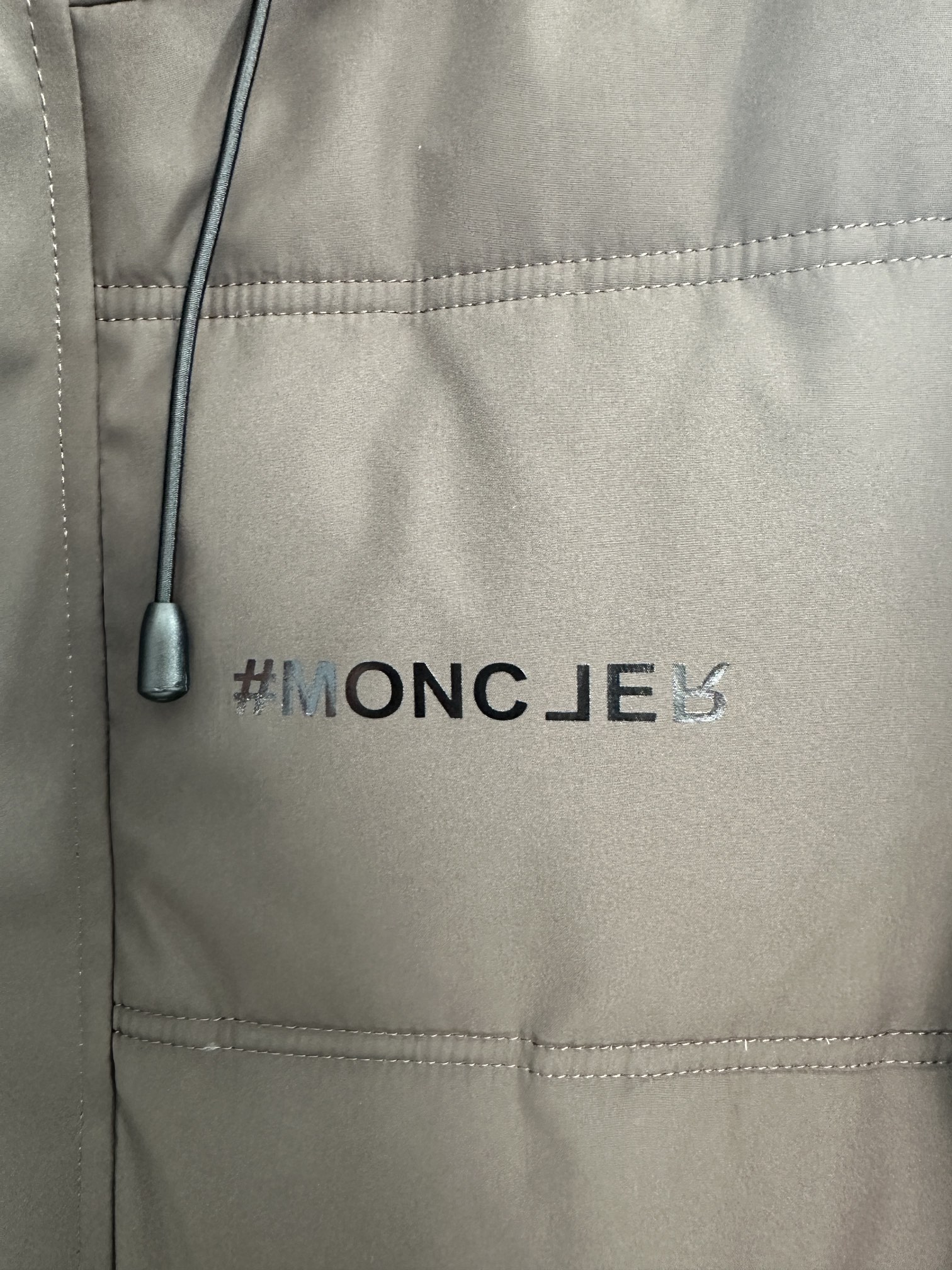 图片[8]-P1200 Moncler蒙口 牛货 2024秋冬款男士纯正90羽绒服！贵族血统 蓬松感十足 御寒神器 高端顶尖一线成衣整件衣服采  用手重工艺设计内里作为骨架支持的部位都遍布手工压胶条防水涂层以户外冲锋衣的廓形为基调融入了时装的设计元素不以功  能性为主导高街实穿款填充物为进口高级甄选90白鸭绒+10羽毛高克重厚实速热以及聚温保暖效果极好聚集了杰尼亚传统工艺 符号片 并赋予了新一季时尚活力和时装美学价值亦庄亦谐的风格都市精英男士首选尺码：1-5码178 140斤穿L修身 最大可穿190斤-高仿包包