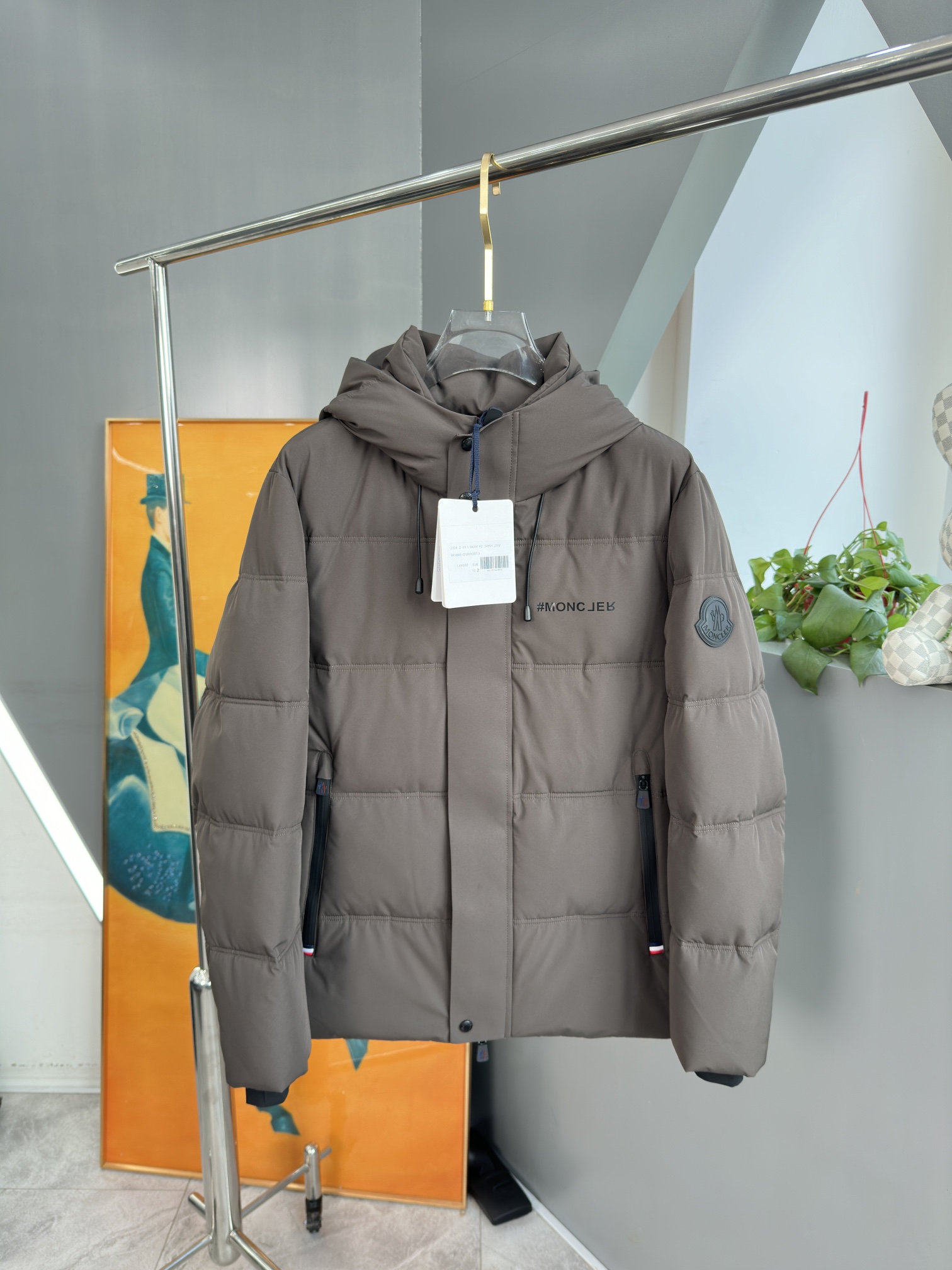 图片[5]-P1200 Moncler蒙口 牛货 2024秋冬款男士纯正90羽绒服！贵族血统 蓬松感十足 御寒神器 高端顶尖一线成衣整件衣服采  用手重工艺设计内里作为骨架支持的部位都遍布手工压胶条防水涂层以户外冲锋衣的廓形为基调融入了时装的设计元素不以功  能性为主导高街实穿款填充物为进口高级甄选90白鸭绒+10羽毛高克重厚实速热以及聚温保暖效果极好聚集了杰尼亚传统工艺 符号片 并赋予了新一季时尚活力和时装美学价值亦庄亦谐的风格都市精英男士首选尺码：1-5码178 140斤穿L修身 最大可穿190斤-高仿包包