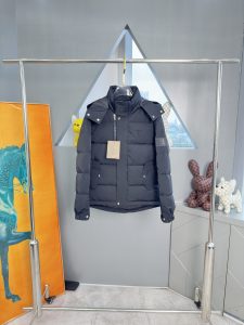 p1120
巴宝莉羽绒服
日本进口顶级东丽面料男士羽绒服外套,欧洲定制版！顶级品控！内里的衬布面料采用同样是进口的高密度防钻绒面料！！胸口刺绣LOGO  左袖定制皮标与ZP一致！
码数：M-3xl-高仿包包