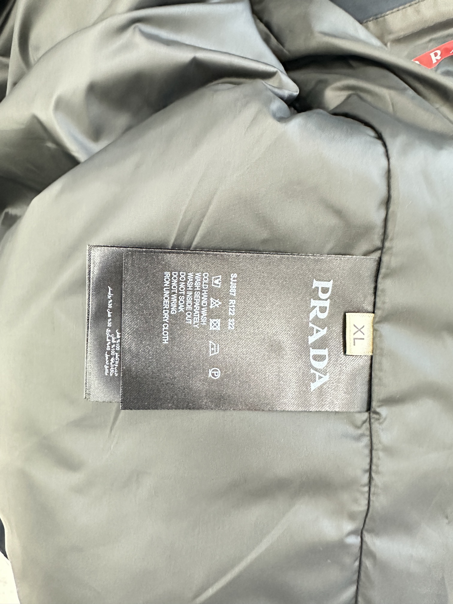 图片[11]-p1160
普拉达羽绒服
日本进口顶级东丽面料男士羽绒服外套,欧洲定制版！顶级品控！内里的衬布面料采用同样是进口的高密度防钻绒面料！！左袖定制皮标与ZP一致！
码数：M~3XL-高仿包包
