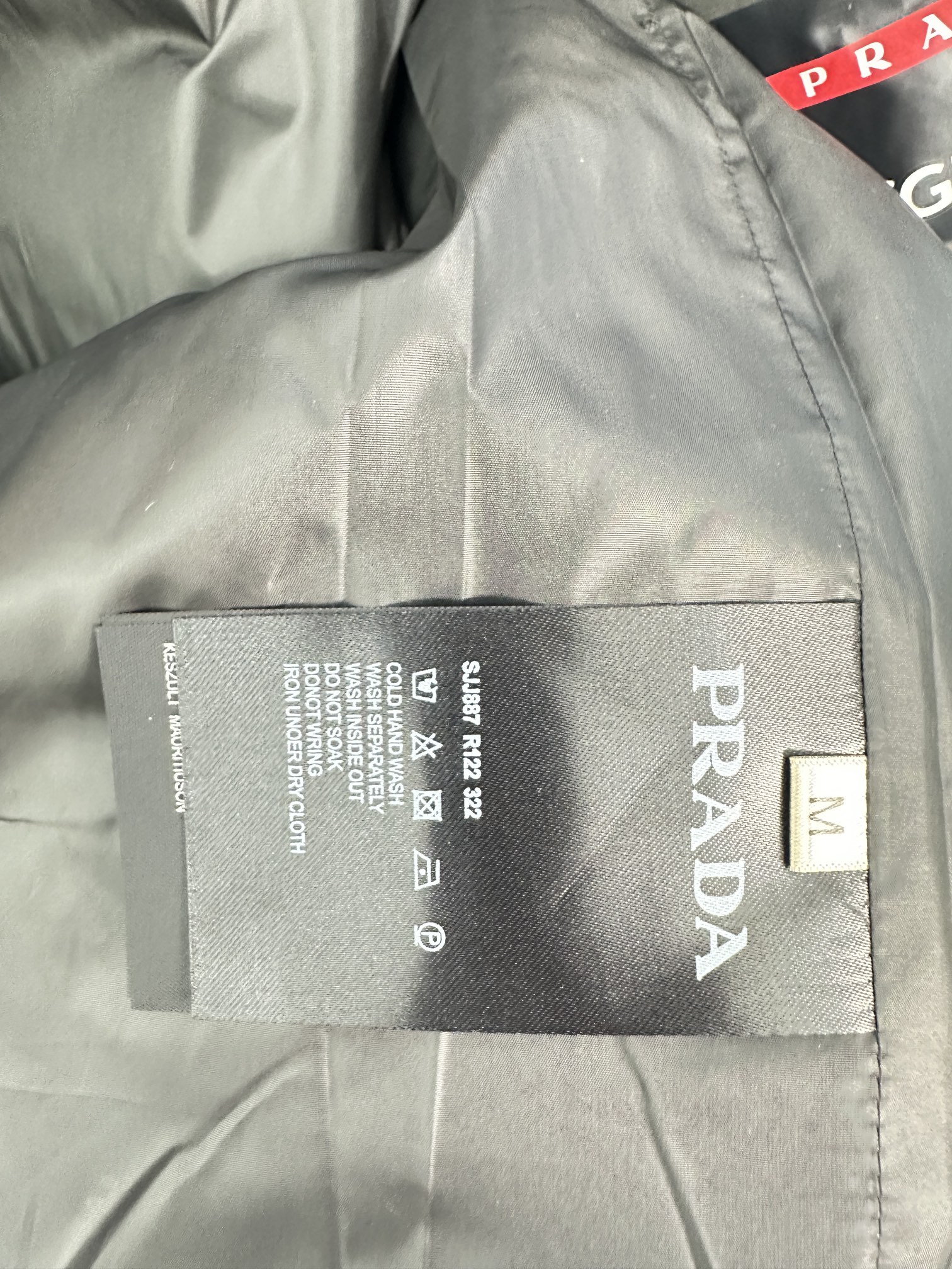图片[10]-p1120
普拉达羽绒服
日本进口顶级东丽面料男士羽绒服外套,欧洲定制版！顶级品控！内里的衬布面料采用同样是进口的高密度防钻绒面料！！左袖定制皮标与ZP一致！
码数：M~3XL-高仿包包