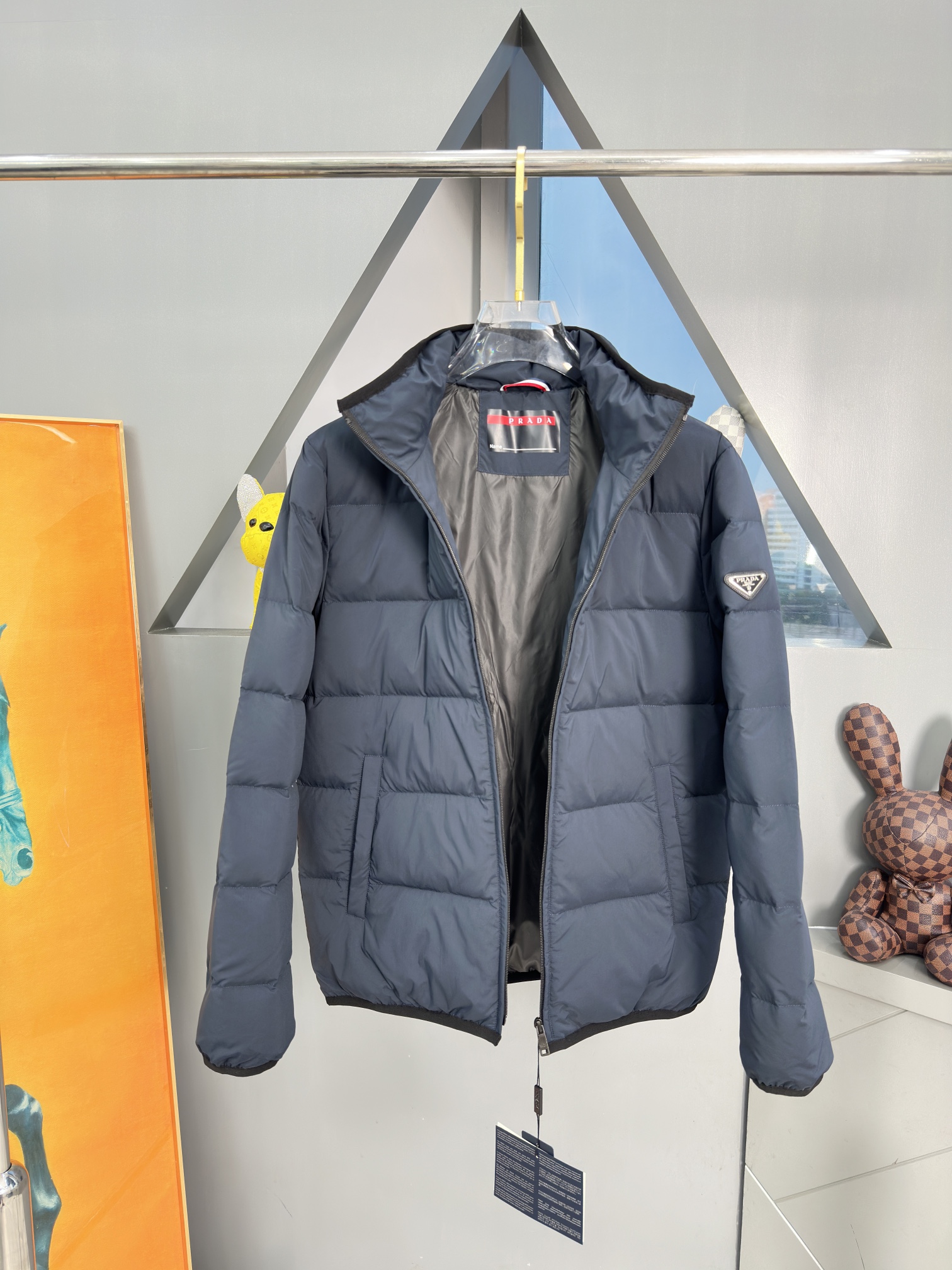 图片[9]-p1120
普拉达羽绒服
日本进口顶级东丽面料男士羽绒服外套,欧洲定制版！顶级品控！内里的衬布面料采用同样是进口的高密度防钻绒面料！！左袖定制皮标与ZP一致！
码数：M~3XL-高仿包包