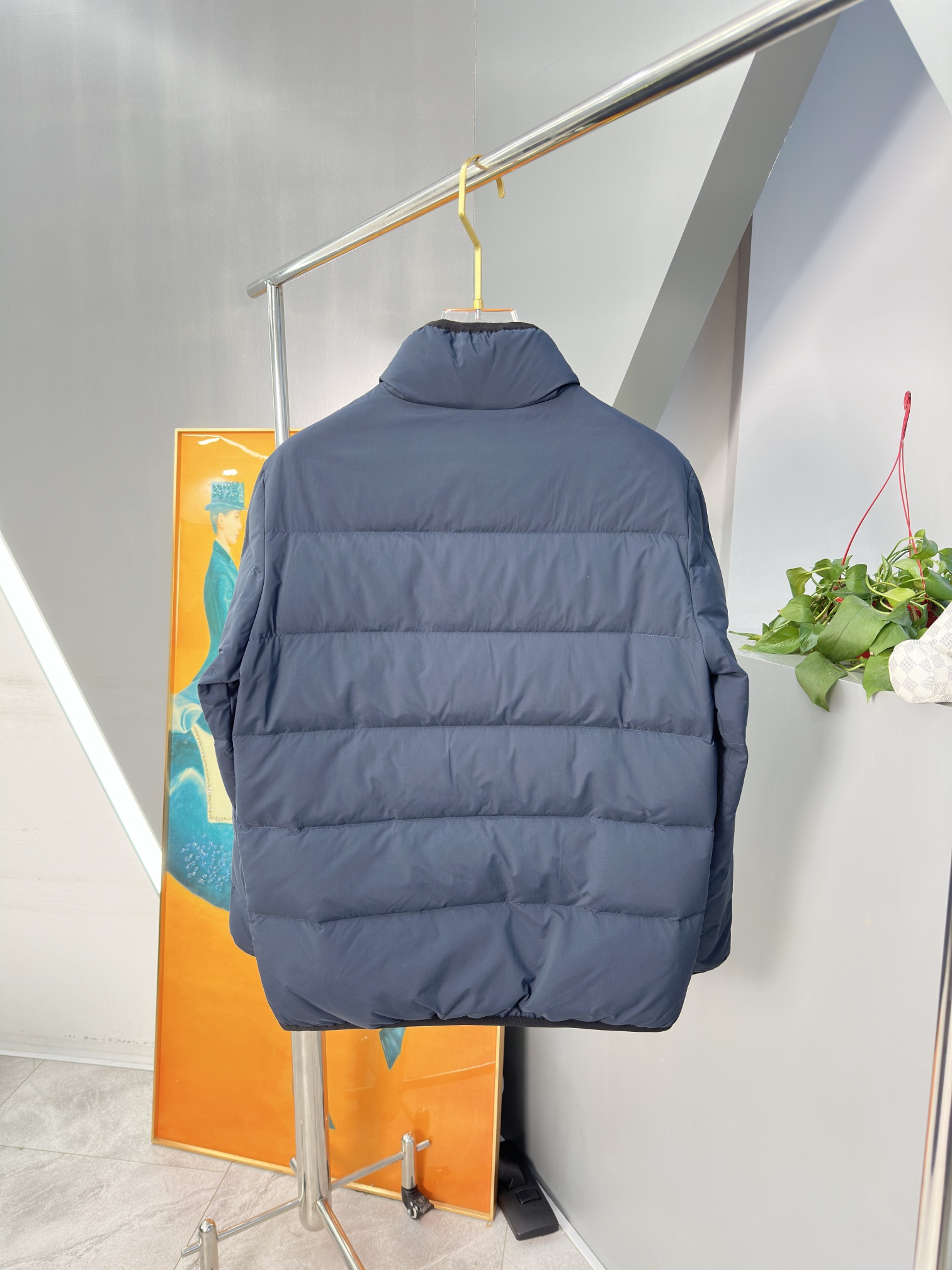 图片[8]-p1120
普拉达羽绒服
日本进口顶级东丽面料男士羽绒服外套,欧洲定制版！顶级品控！内里的衬布面料采用同样是进口的高密度防钻绒面料！！左袖定制皮标与ZP一致！
码数：M~3XL-高仿包包