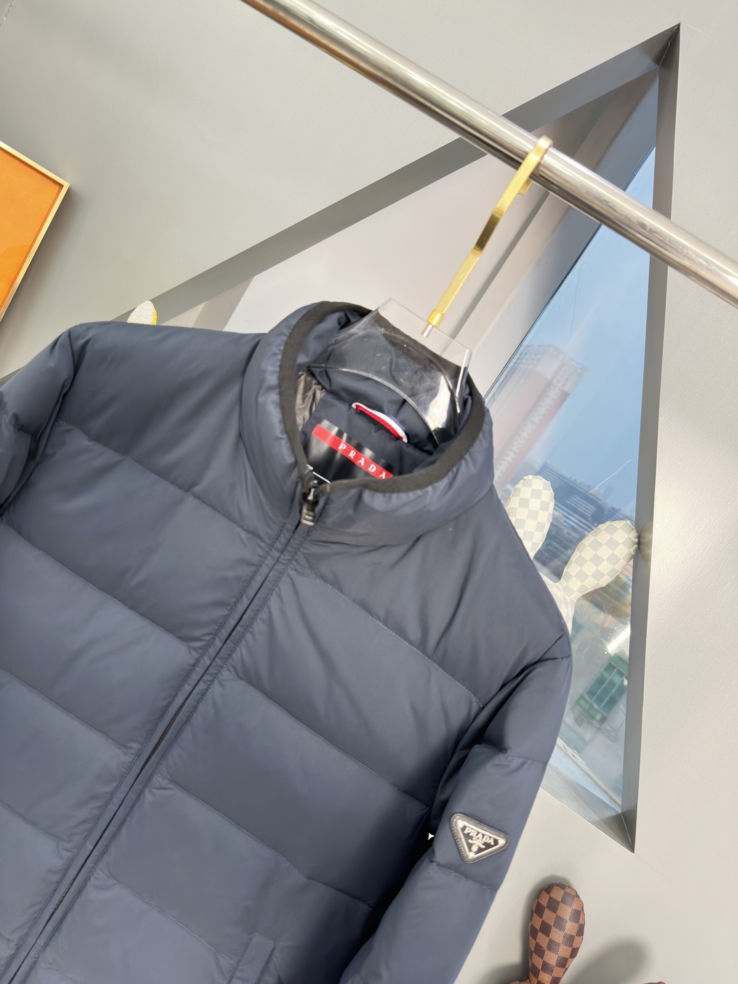 图片[4]-p1120
普拉达羽绒服
日本进口顶级东丽面料男士羽绒服外套,欧洲定制版！顶级品控！内里的衬布面料采用同样是进口的高密度防钻绒面料！！左袖定制皮标与ZP一致！
码数：M~3XL-高仿包包