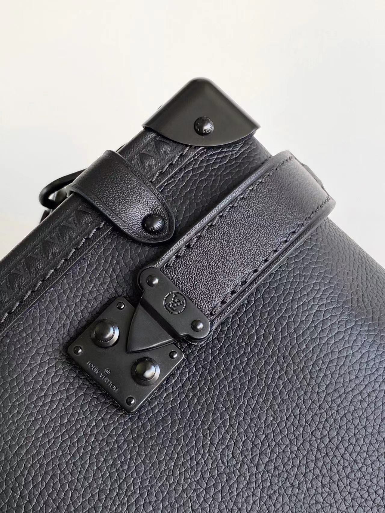 M25160 M25207 Full Leather Softbox Side Trunk Medium Bag Creative Director Nicolas Ghesquière pays homage to the brand's heritage of hardbox grained cowhide leather body embellished with smooth cowhide leather trimmings, an S-lock closure and metal reinforced corners with the elegant Side Trunk medium bag, which features a detachable handle and adjustable shoulder strap for easy carrying, Shoulder or crossbody 21 x 14 x 6 cm (L x H x W)