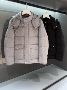 P1460 2024SS秋冬新品 男士LP商务休闲可拆卸帽羽绒服外套香港洋行渠道货纯正血统品质原厂代工出品24年F/W秋冬新品高端一线成衣系列！超级爆款系列！！！

LP系列中最有力的法宝积攒了极高的口碑将时装美学和新都市商务休闲概念完美融合延续一贯EZ家的设计基调通体将意式的极简、干练和户外功能性风格极致诠释亦庄亦谐上身型款十足！

高科技面料具备高密度防水防风雪属性且透气性极为优越触感极为舒适细腻内里填充匈牙利-白金级霍尔多巴吉白鹅绒提取的白鹅腹部高品质的绒蓬松度和含绒量极高超欧标环保级别锁温效果与保暖性极佳！

细节工艺考究客供专属定制拉链剪裁修身合体不臃肿符合人体最佳工学设计线条感干净利落上身轻熟优雅干练气质感拉满型格十足！

配色轻熟百搭符合日常各种穿搭混搭兼容空间极高驾驭任何场合商务通勤、公务律政、出街休闲等衣橱绝佳的高出勤率！可遇而不可求！

颜色：灰色/黑色

尺码：48/50/52/54/56

48码 肩宽48胸围114袖长61 衣长68-高仿包包