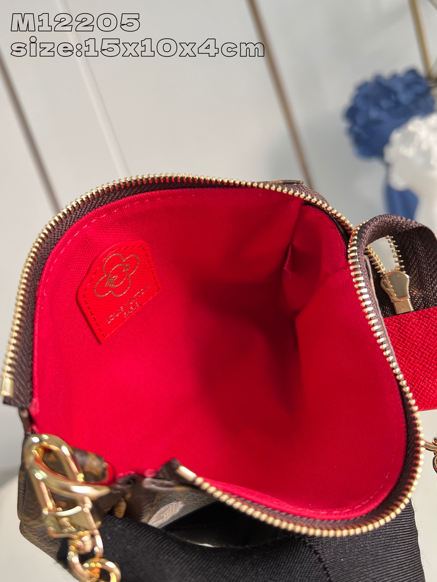 图片[6]-M12205 這款Candy Factory系列的Mini Pochette Accessoires充滿節日氣息綴有經典Vivienne玩偶在熱巧十克力杯內浸浴等可愛圖案設計以路易威登的標誌性Monogram帆布打造飾以鮮豔的Candy紅色襯裡並配上金色鉤扣鏈帶及Vivienne形狀拉鏈設計15.5 x 10.5 x 4 厘米 (長度 x 高度 x 闊度）-高仿包包