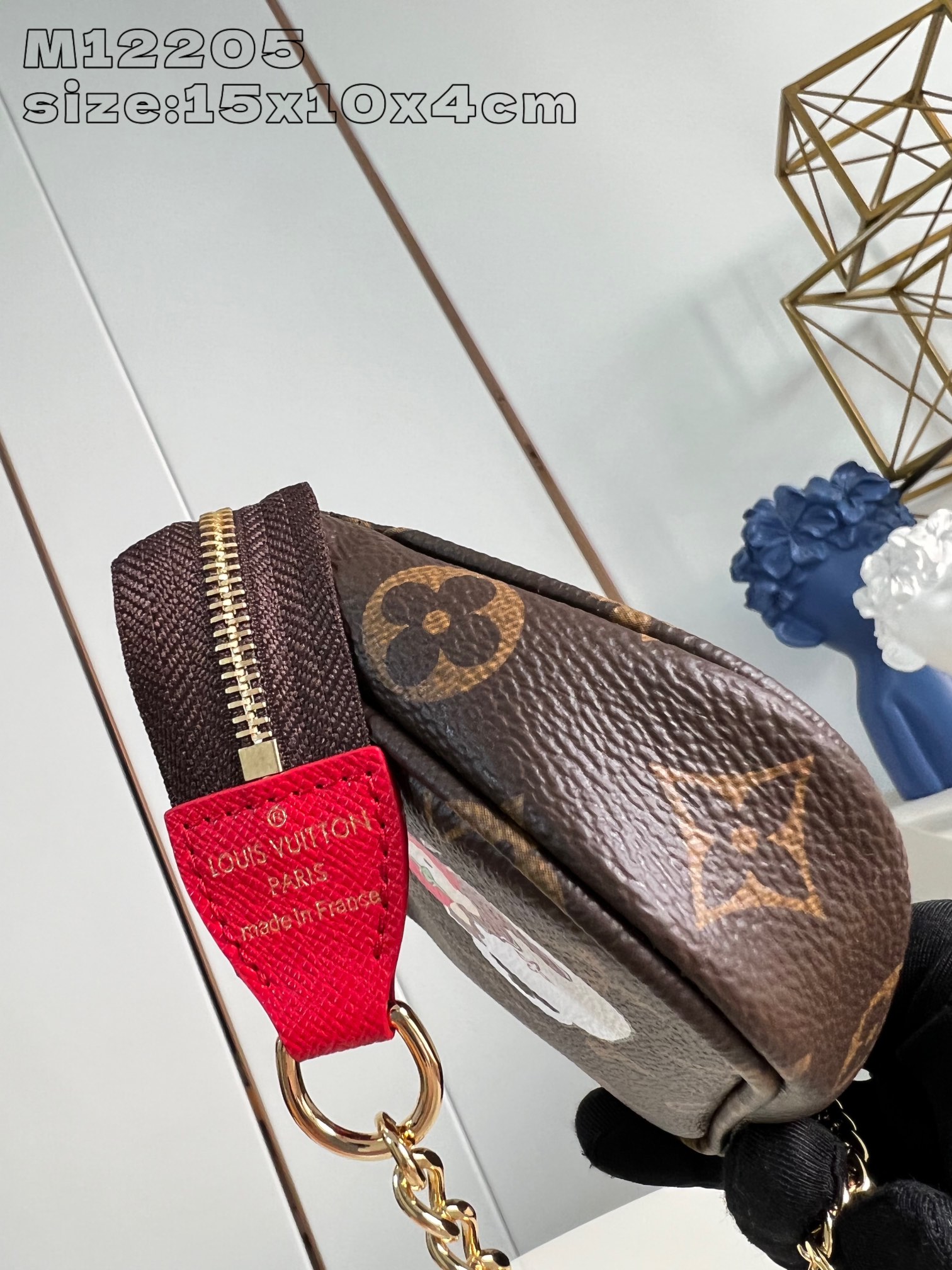 图片[4]-M12205 這款Candy Factory系列的Mini Pochette Accessoires充滿節日氣息綴有經典Vivienne玩偶在熱巧十克力杯內浸浴等可愛圖案設計以路易威登的標誌性Monogram帆布打造飾以鮮豔的Candy紅色襯裡並配上金色鉤扣鏈帶及Vivienne形狀拉鏈設計15.5 x 10.5 x 4 厘米 (長度 x 高度 x 闊度）-高仿包包