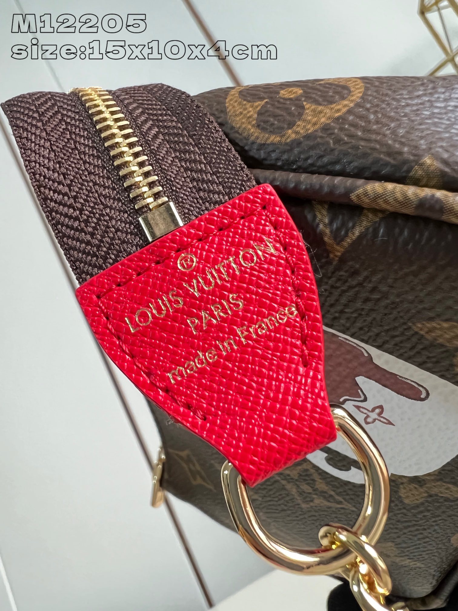 图片[5]-M12205 這款Candy Factory系列的Mini Pochette Accessoires充滿節日氣息綴有經典Vivienne玩偶在熱巧十克力杯內浸浴等可愛圖案設計以路易威登的標誌性Monogram帆布打造飾以鮮豔的Candy紅色襯裡並配上金色鉤扣鏈帶及Vivienne形狀拉鏈設計15.5 x 10.5 x 4 厘米 (長度 x 高度 x 闊度）-高仿包包