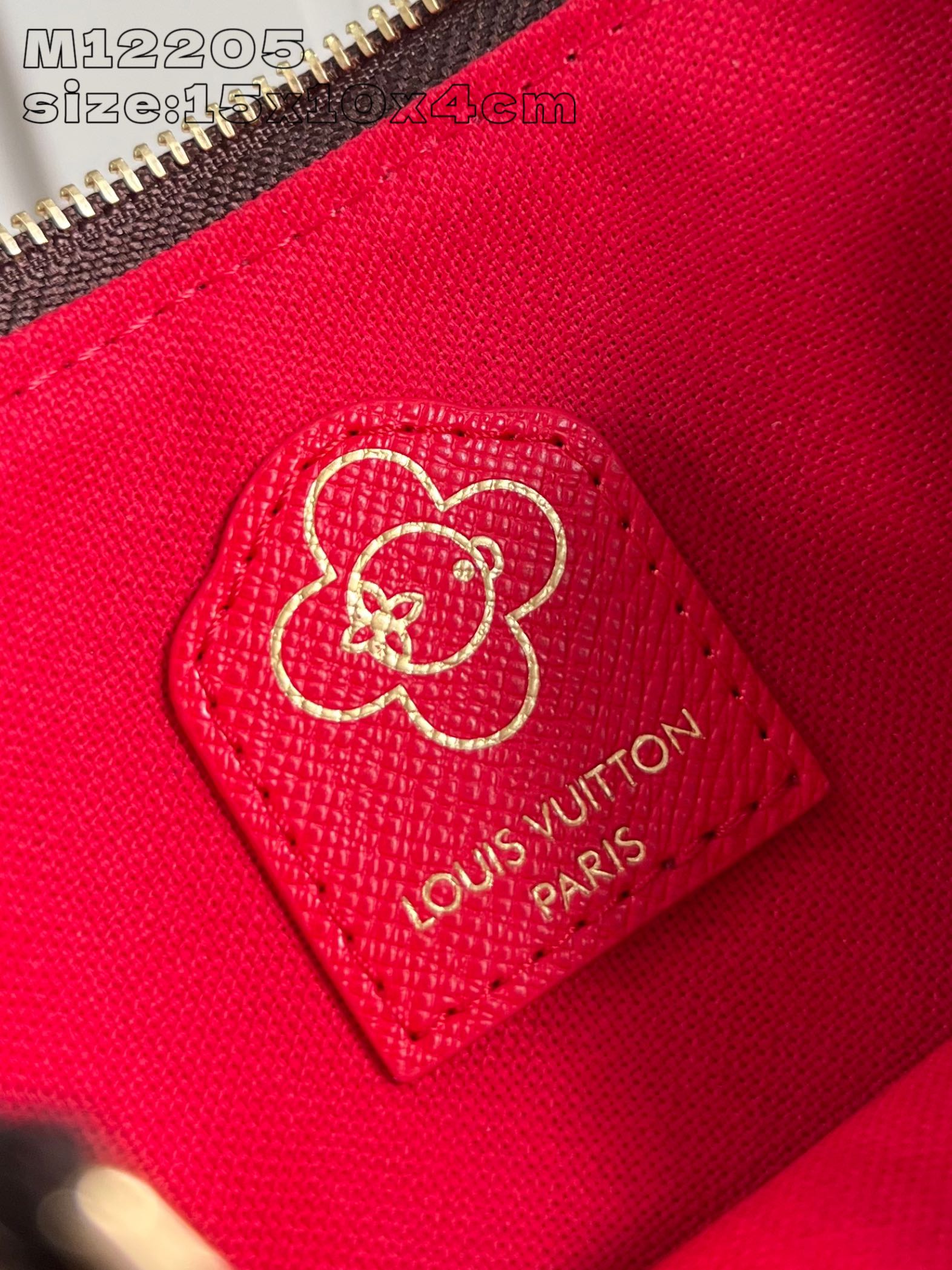 图片[7]-M12205 這款Candy Factory系列的Mini Pochette Accessoires充滿節日氣息綴有經典Vivienne玩偶在熱巧十克力杯內浸浴等可愛圖案設計以路易威登的標誌性Monogram帆布打造飾以鮮豔的Candy紅色襯裡並配上金色鉤扣鏈帶及Vivienne形狀拉鏈設計15.5 x 10.5 x 4 厘米 (長度 x 高度 x 闊度）-高仿包包