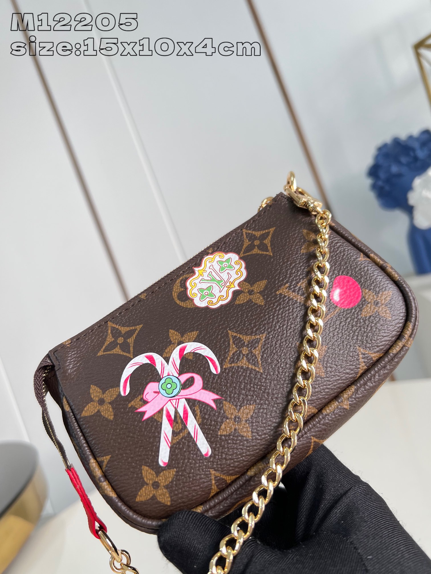 图片[2]-M12205 這款Candy Factory系列的Mini Pochette Accessoires充滿節日氣息綴有經典Vivienne玩偶在熱巧十克力杯內浸浴等可愛圖案設計以路易威登的標誌性Monogram帆布打造飾以鮮豔的Candy紅色襯裡並配上金色鉤扣鏈帶及Vivienne形狀拉鏈設計15.5 x 10.5 x 4 厘米 (長度 x 高度 x 闊度）-高仿包包