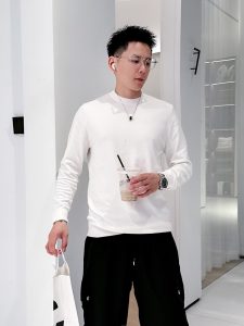 P500 DIOR迪家 2024新款圆领针织毛衣柜子最新款客供美丽奴羊毛➕羊绒混纺面料针织的手法工艺让密度极其细致铸就了手感扎实细腻柔软的织物质感已极大程度上堪比高贵羊绒经典百搭款经典品牌元素辨识度极高；圆领设计适合各种穿搭
颜色黑色 白色
码数M-3XL 三标齐全-高仿包包