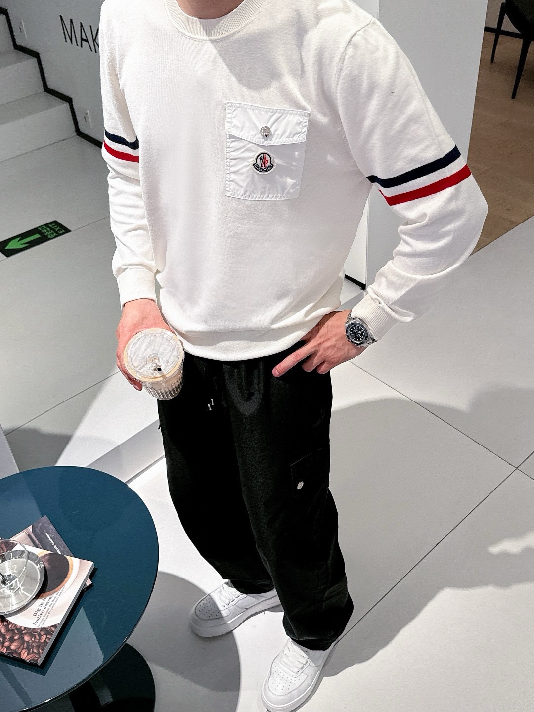 P500 Moncler Moncler 2024 new round neck knitted sweater cabinet the latest models guest for the merino wool ➕ cashmere blend fabric knitting techniques technology so that the density of extremely detailed casting the feel of solid delicate soft fabric texture has a great extent comparable to the noble cashmere classic versatile models of the classic brand elements recognizable high; round neck design suitable for all kinds of wear color black white yards M-3XL 178 140 pounds to wear L Max wear 190 pounds - high imitation factory